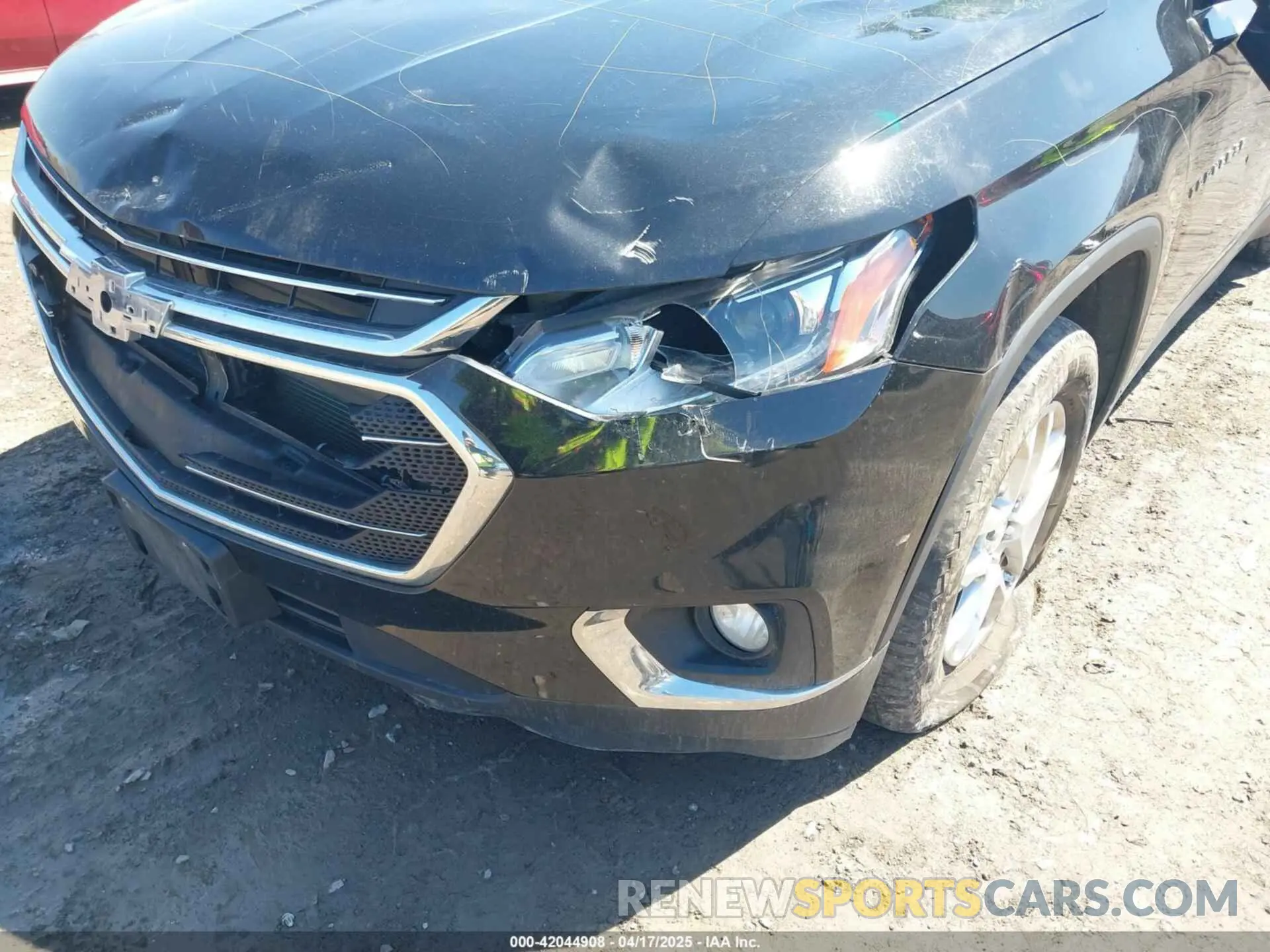 18 Photograph of a damaged car 1GNEVGKW1KJ193586 CHEVROLET TRAVERSE 2019