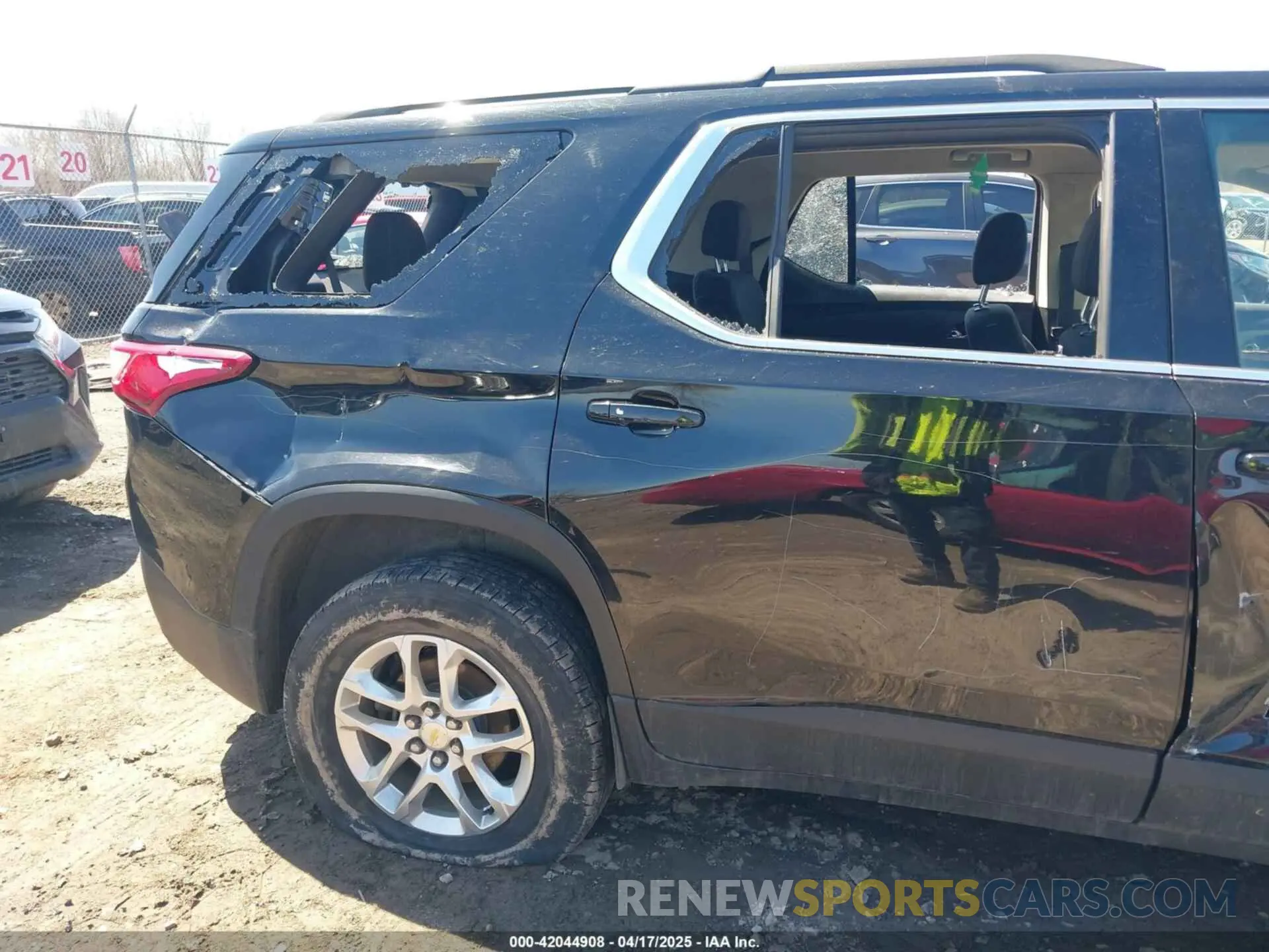 21 Photograph of a damaged car 1GNEVGKW1KJ193586 CHEVROLET TRAVERSE 2019