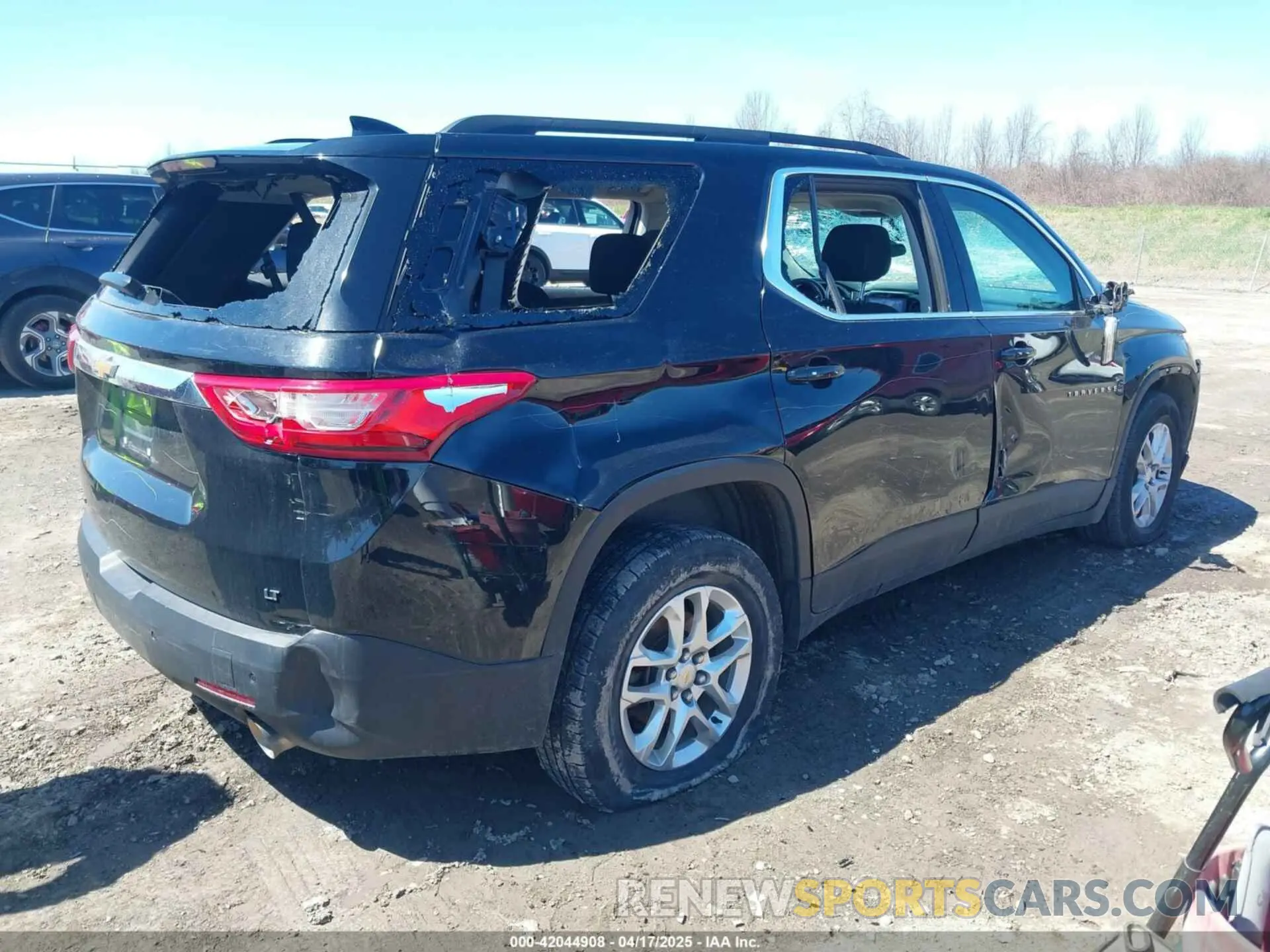 4 Photograph of a damaged car 1GNEVGKW1KJ193586 CHEVROLET TRAVERSE 2019