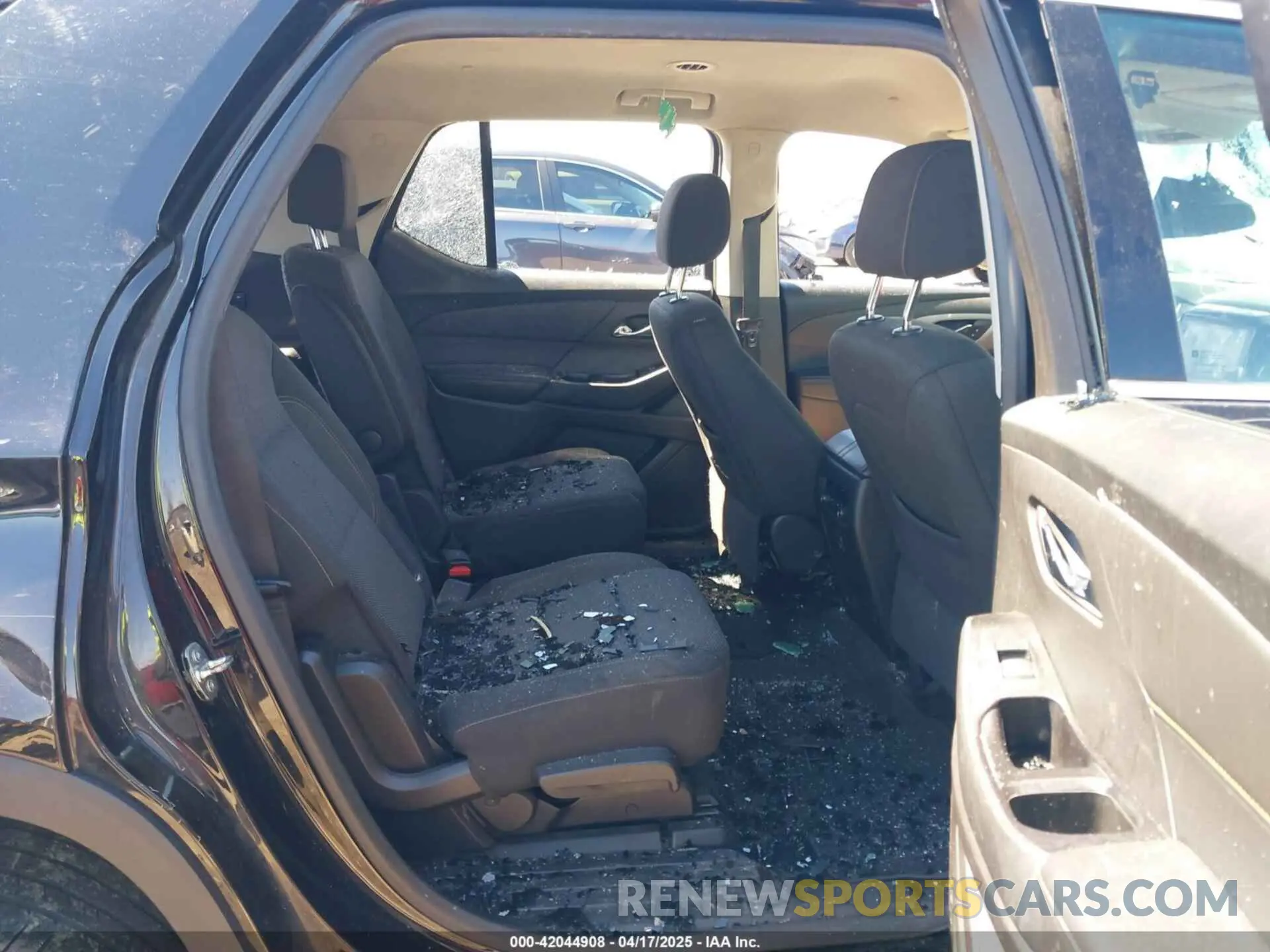 8 Photograph of a damaged car 1GNEVGKW1KJ193586 CHEVROLET TRAVERSE 2019