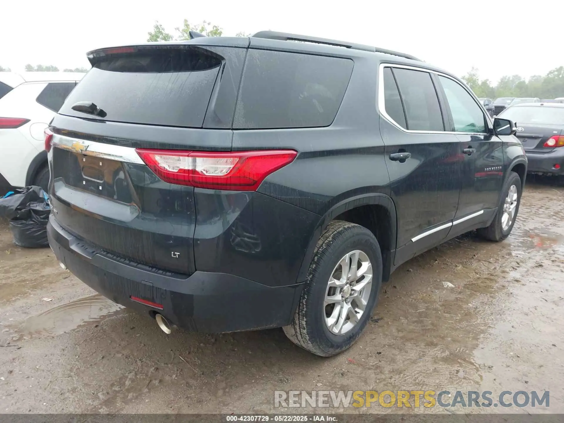 4 Photograph of a damaged car 1GNEVGKW1KJ236386 CHEVROLET TRAVERSE 2019