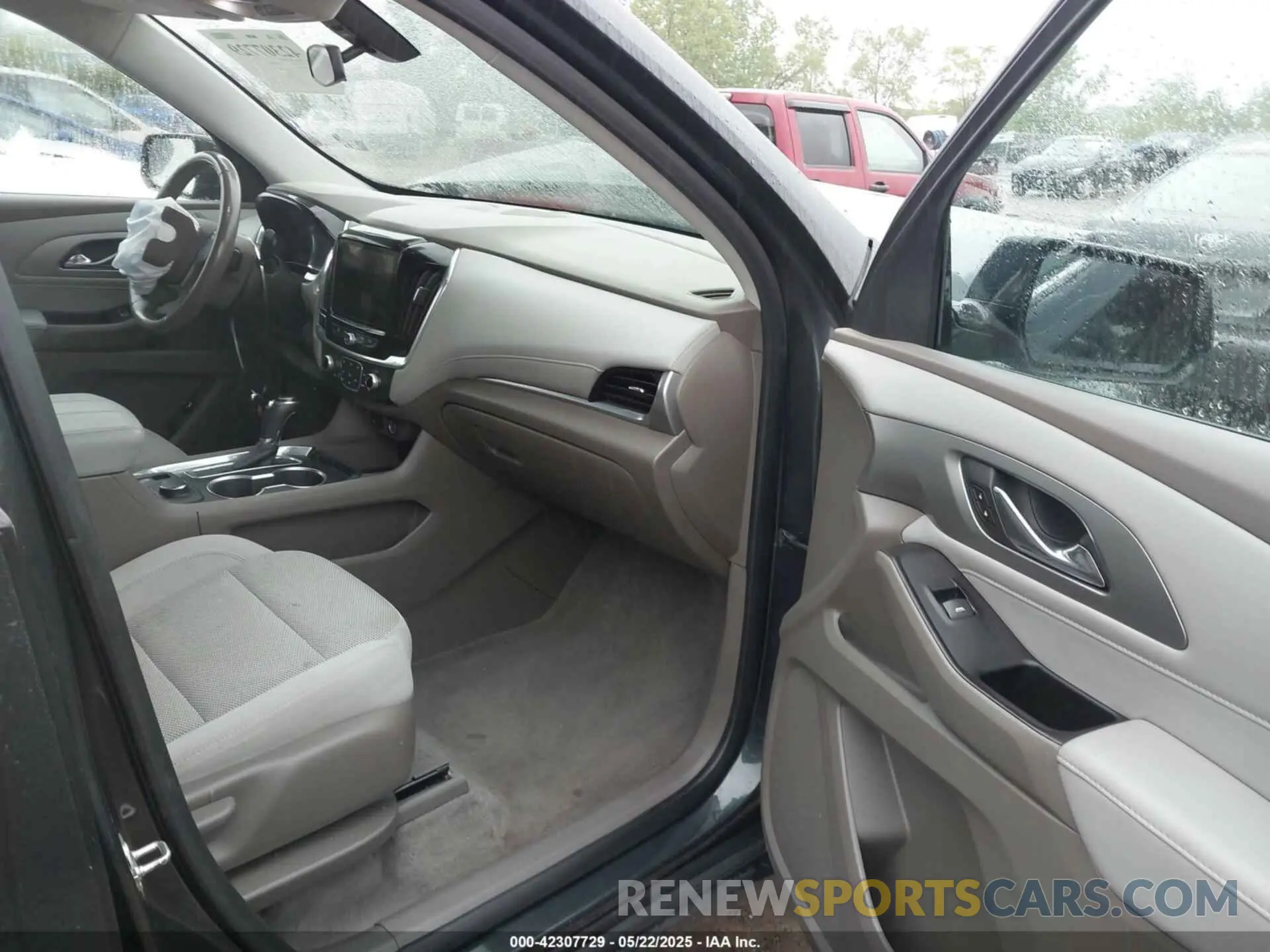 5 Photograph of a damaged car 1GNEVGKW1KJ236386 CHEVROLET TRAVERSE 2019
