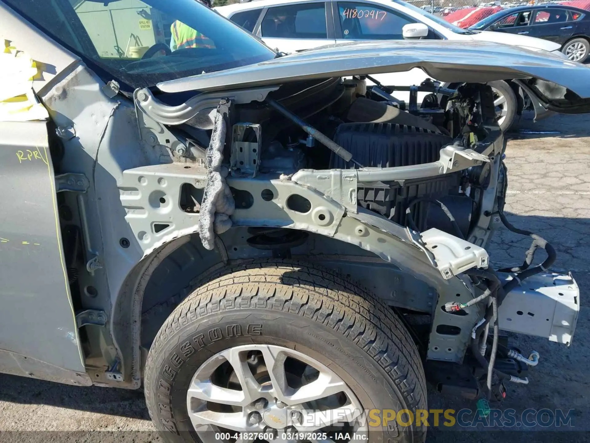19 Photograph of a damaged car 1GNEVGKW2KJ124602 CHEVROLET TRAVERSE 2019