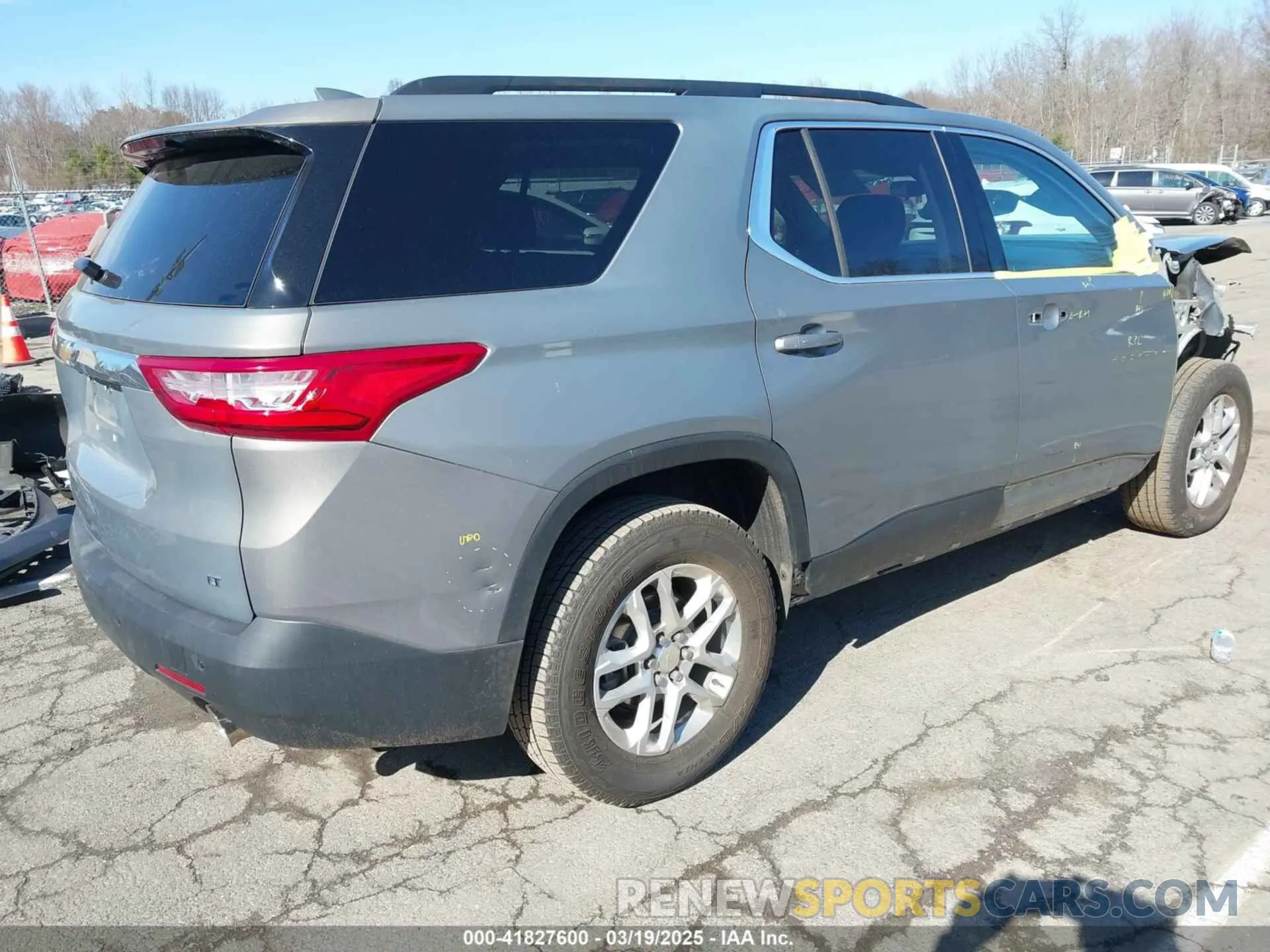 4 Photograph of a damaged car 1GNEVGKW2KJ124602 CHEVROLET TRAVERSE 2019