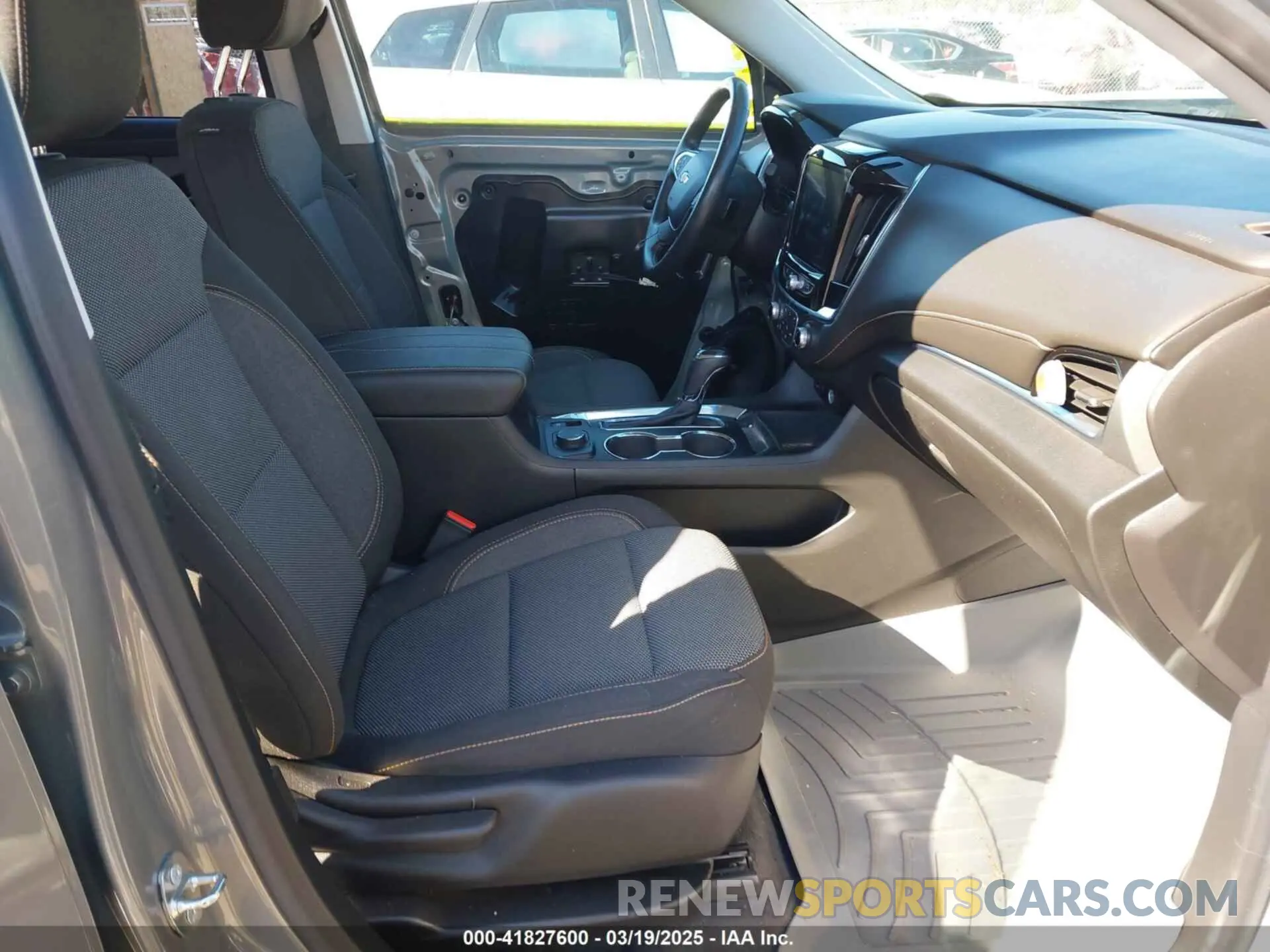 5 Photograph of a damaged car 1GNEVGKW2KJ124602 CHEVROLET TRAVERSE 2019