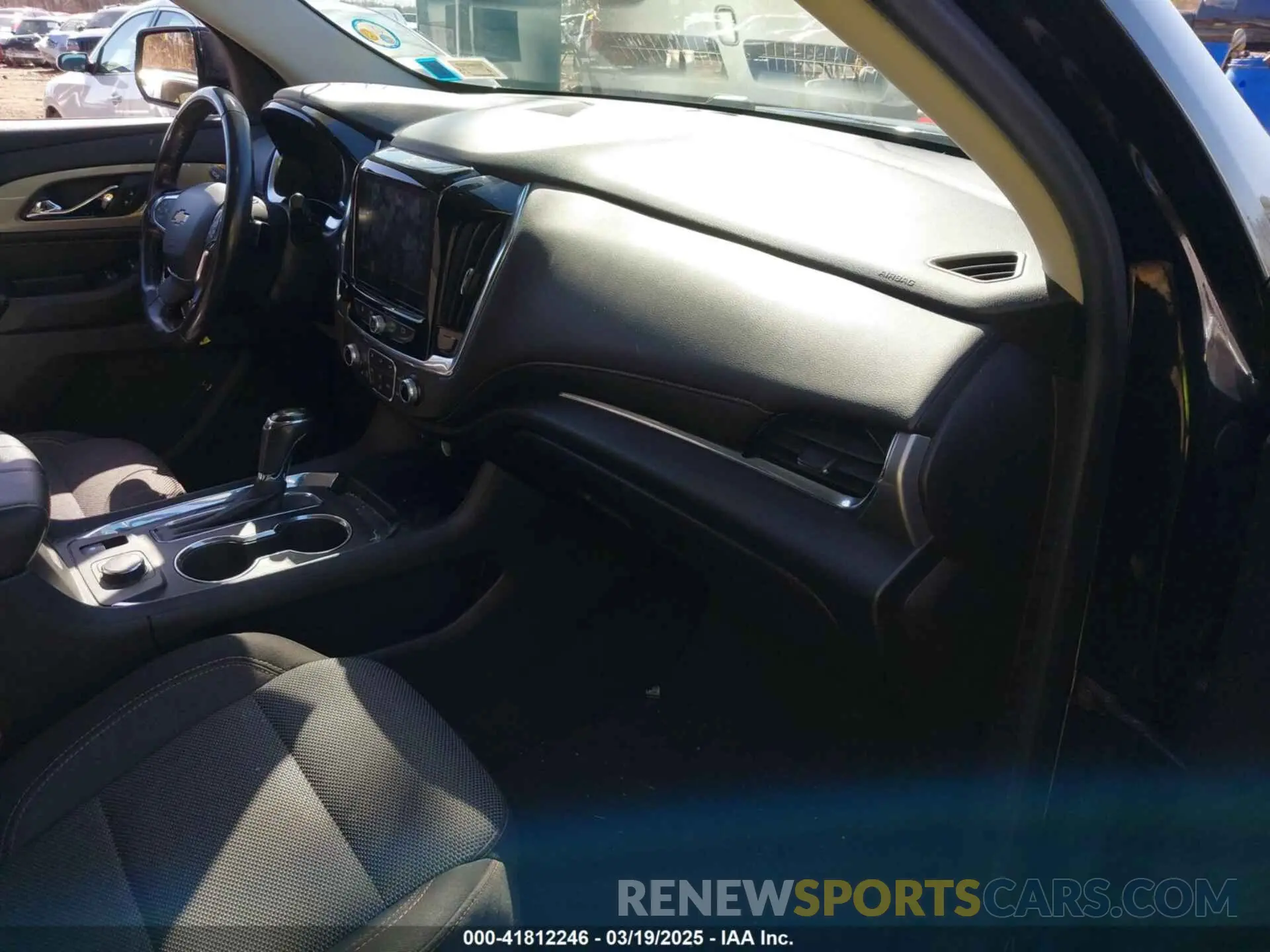 5 Photograph of a damaged car 1GNEVGKW3KJ100518 CHEVROLET TRAVERSE 2019
