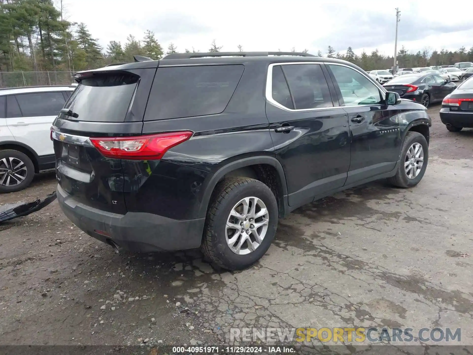 4 Photograph of a damaged car 1GNEVGKW3KJ129436 CHEVROLET TRAVERSE 2019