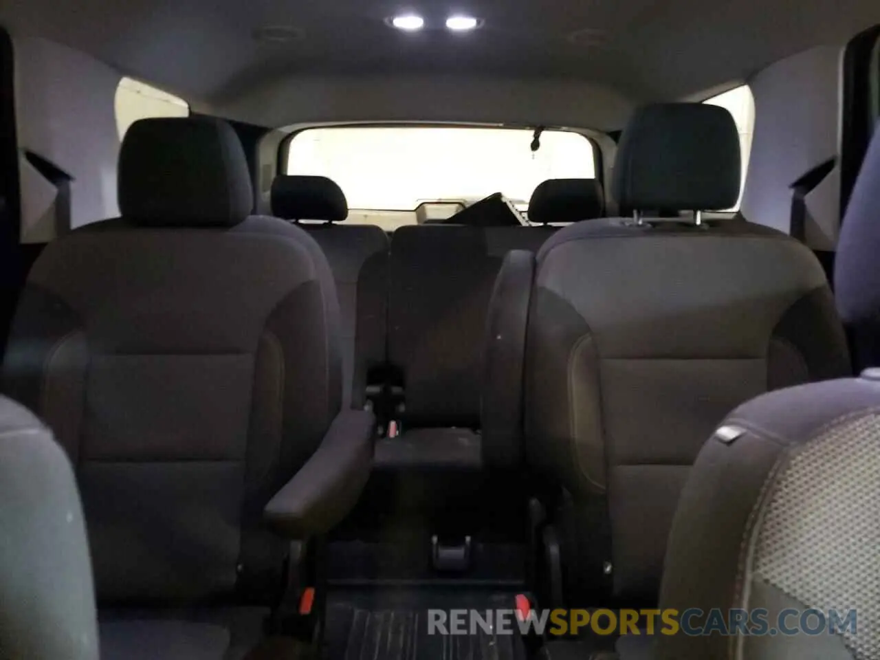 10 Photograph of a damaged car 1GNEVGKW3KJ211988 CHEVROLET TRAVERSE 2019