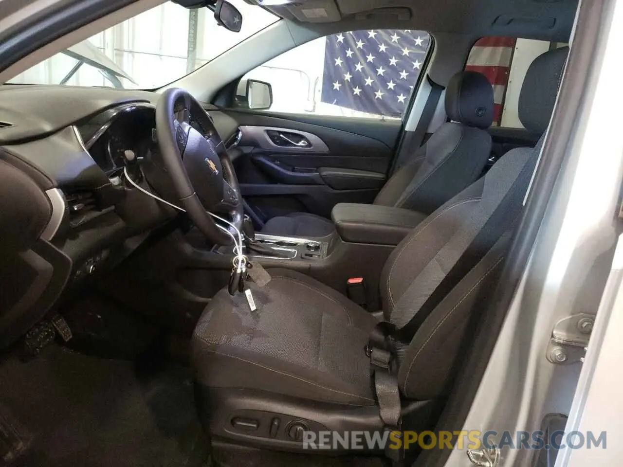 7 Photograph of a damaged car 1GNEVGKW3KJ211988 CHEVROLET TRAVERSE 2019