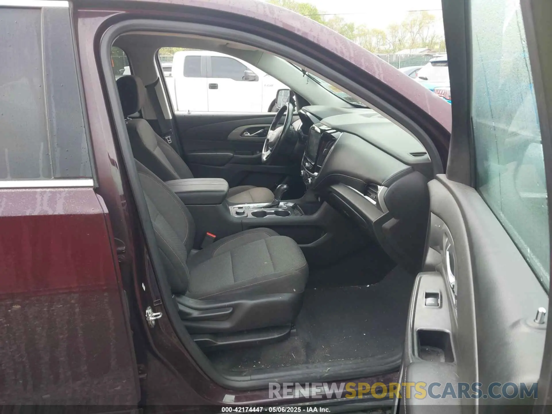 5 Photograph of a damaged car 1GNEVGKW5KJ100679 CHEVROLET TRAVERSE 2019