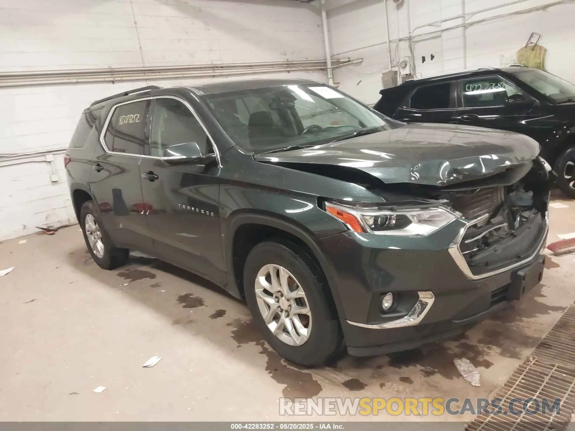 1 Photograph of a damaged car 1GNEVGKW5KJ105431 CHEVROLET TRAVERSE 2019