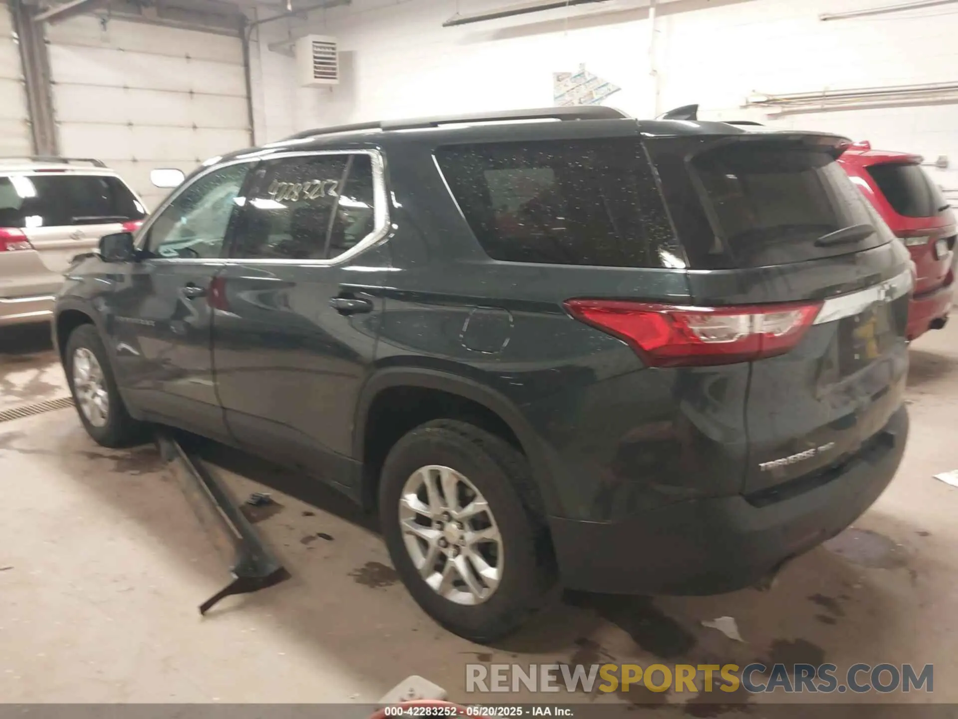 3 Photograph of a damaged car 1GNEVGKW5KJ105431 CHEVROLET TRAVERSE 2019
