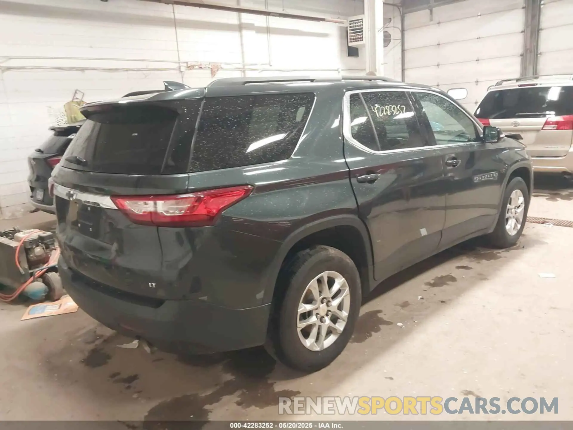 4 Photograph of a damaged car 1GNEVGKW5KJ105431 CHEVROLET TRAVERSE 2019