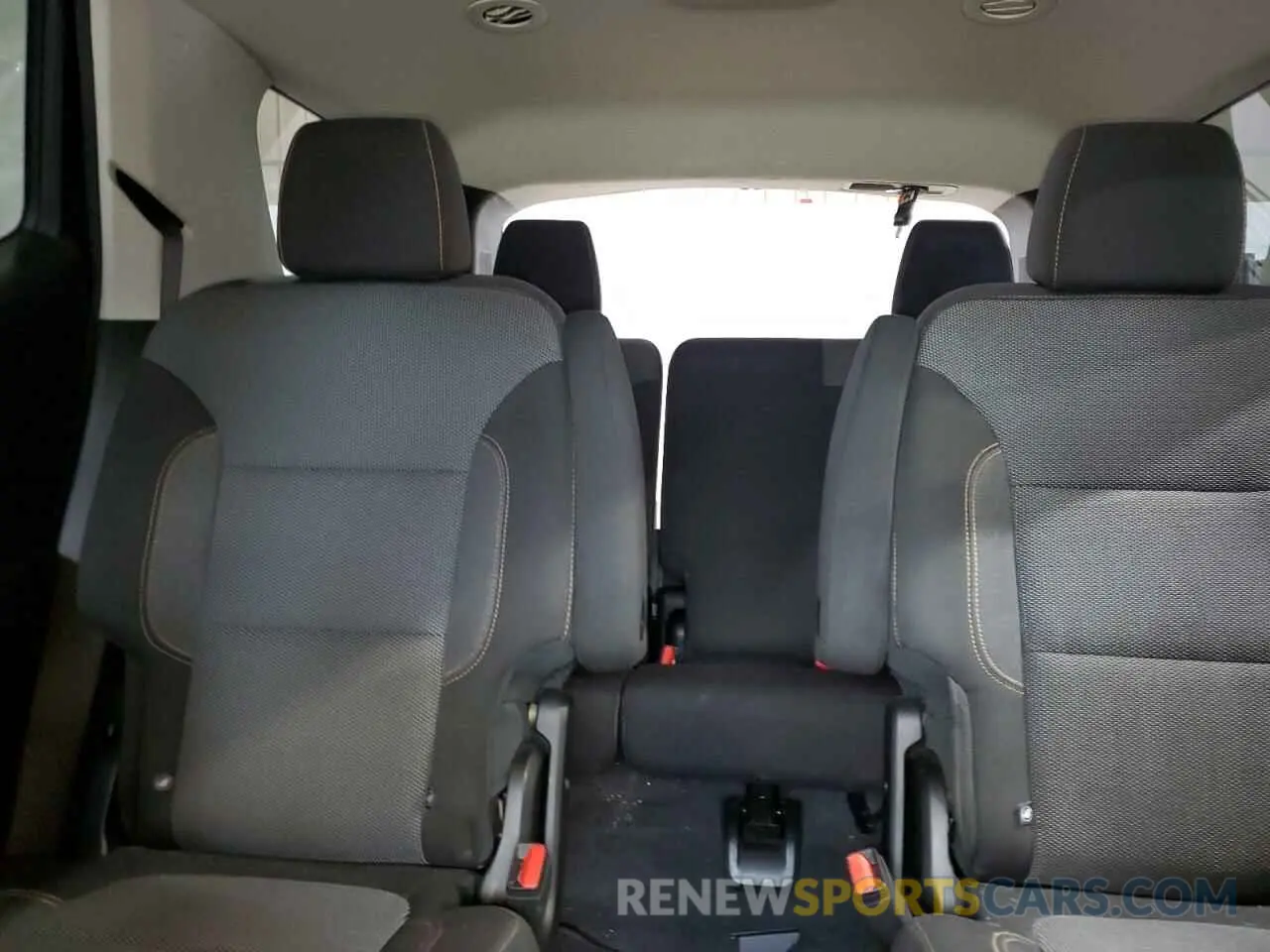 10 Photograph of a damaged car 1GNEVGKW5KJ209417 CHEVROLET TRAVERSE 2019