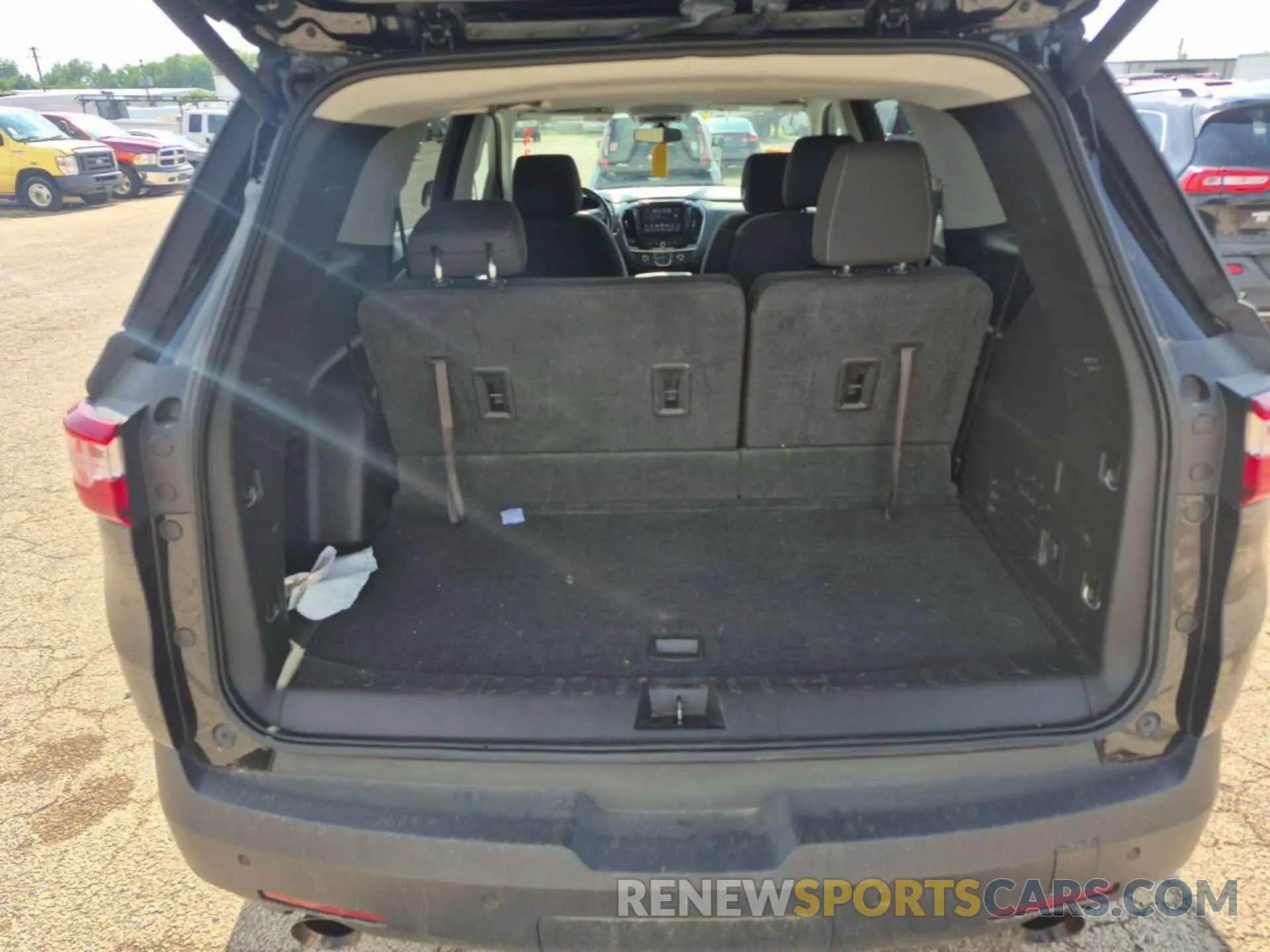 6 Photograph of a damaged car 1GNEVGKW5KJ219364 CHEVROLET TRAVERSE 2019