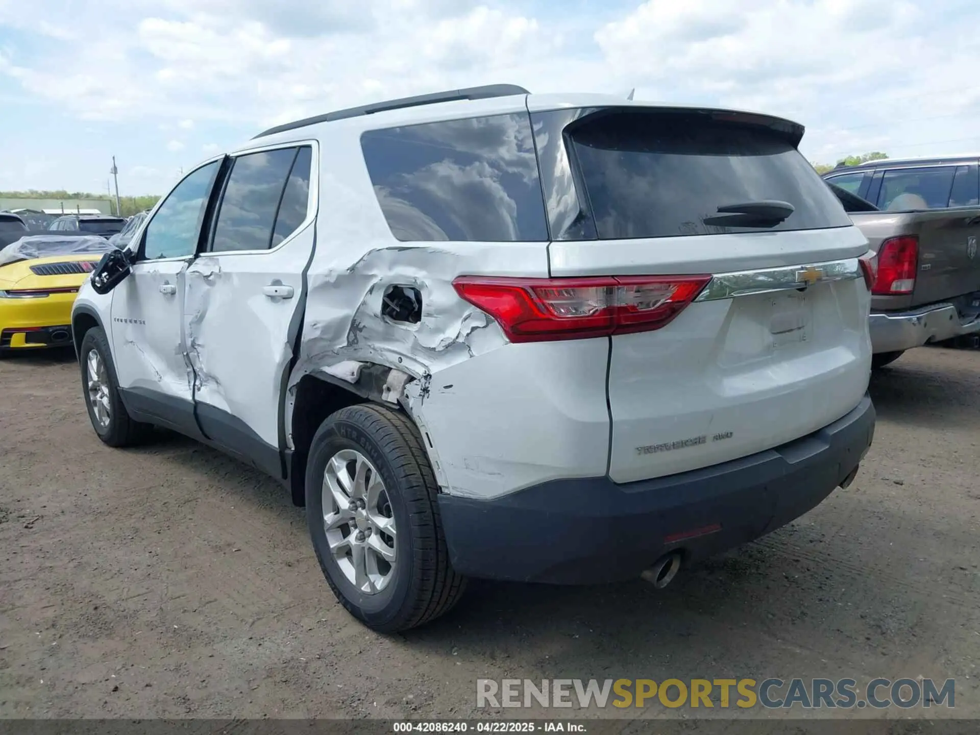 3 Photograph of a damaged car 1GNEVGKW7KJ233427 CHEVROLET TRAVERSE 2019