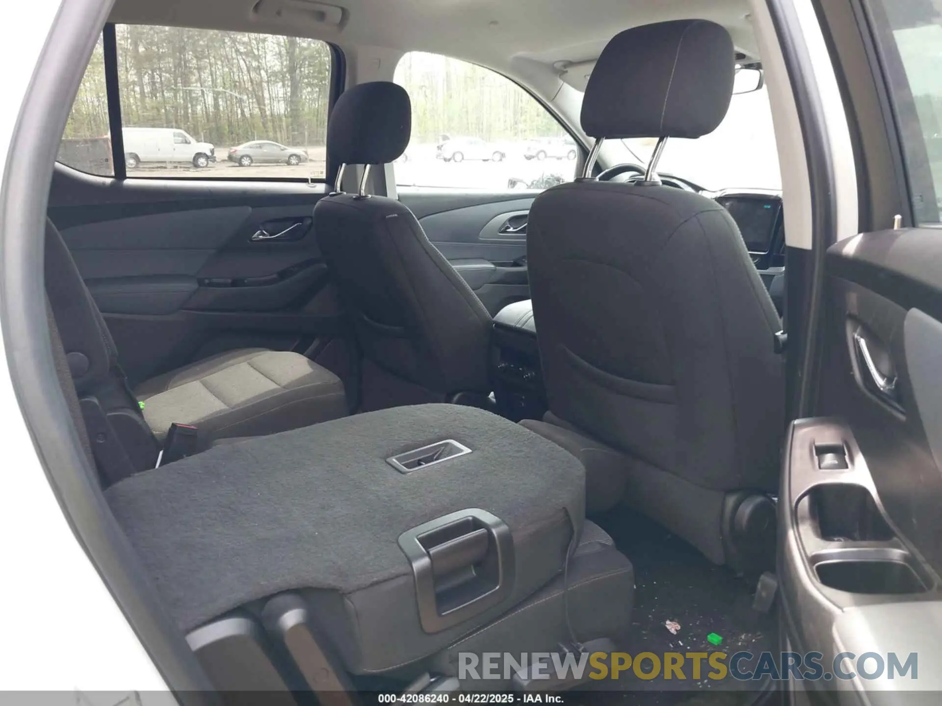 8 Photograph of a damaged car 1GNEVGKW7KJ233427 CHEVROLET TRAVERSE 2019