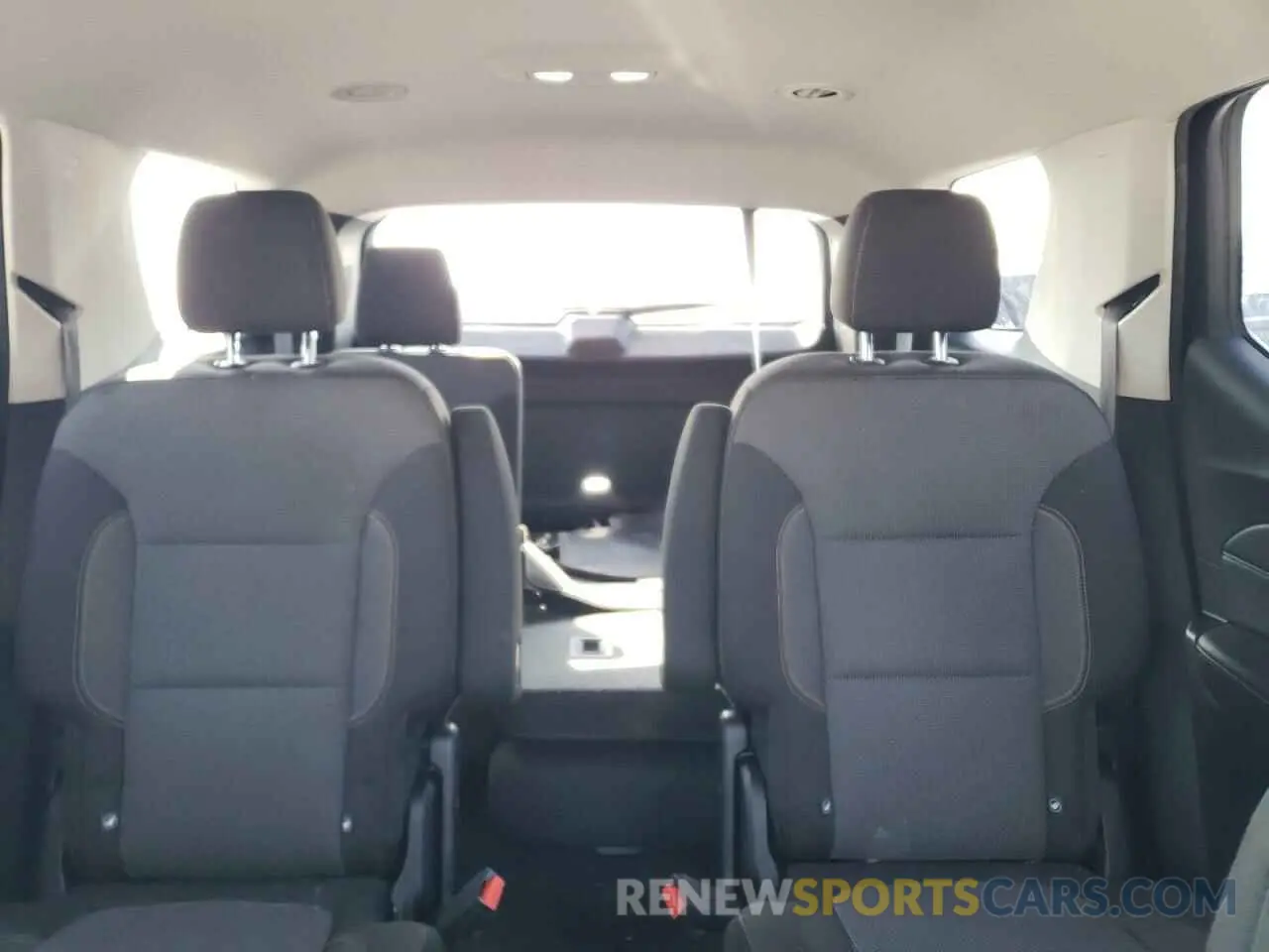 10 Photograph of a damaged car 1GNEVGKW8KJ271832 CHEVROLET TRAVERSE 2019