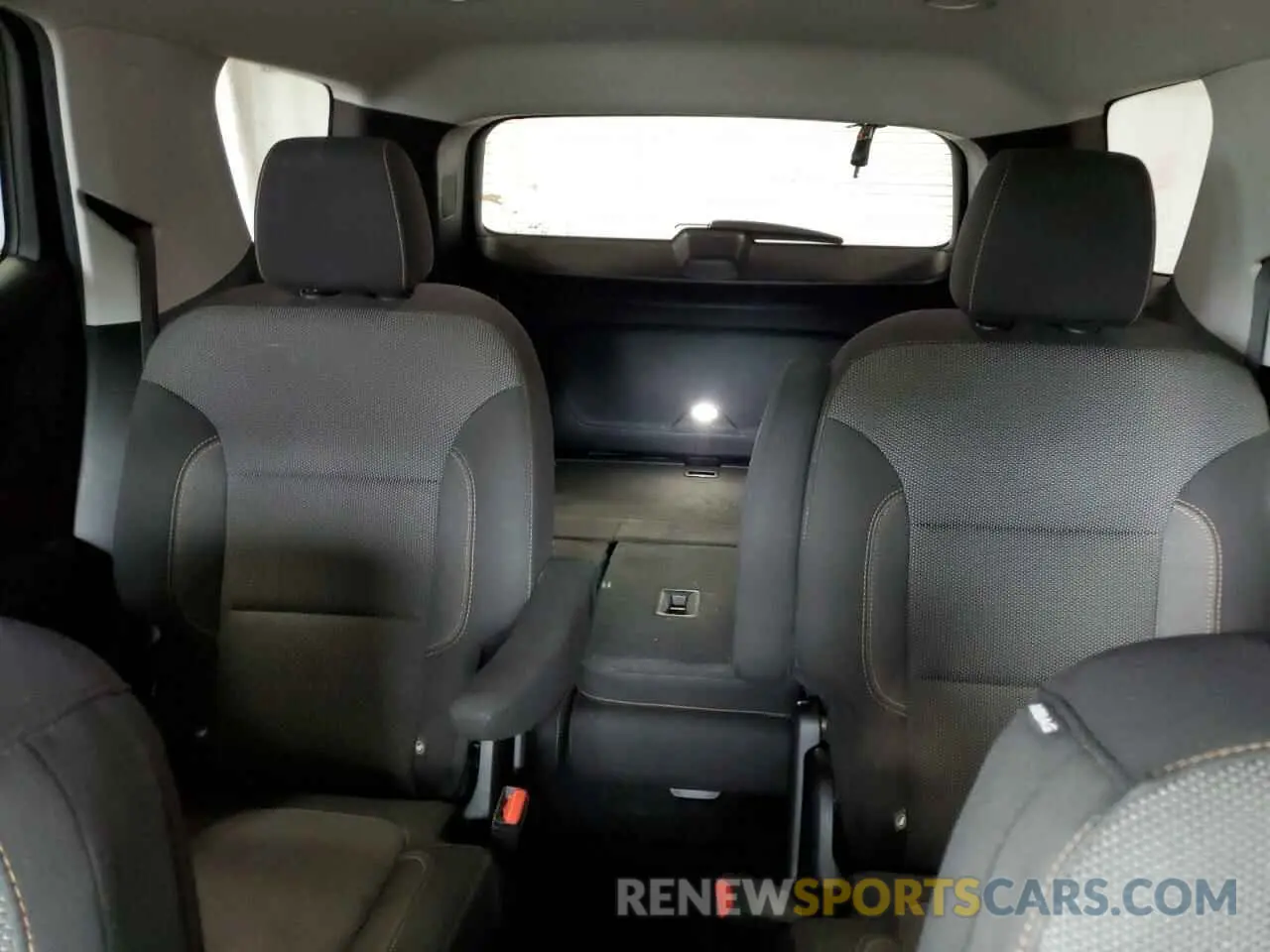 10 Photograph of a damaged car 1GNEVGKW9KJ125827 CHEVROLET TRAVERSE 2019