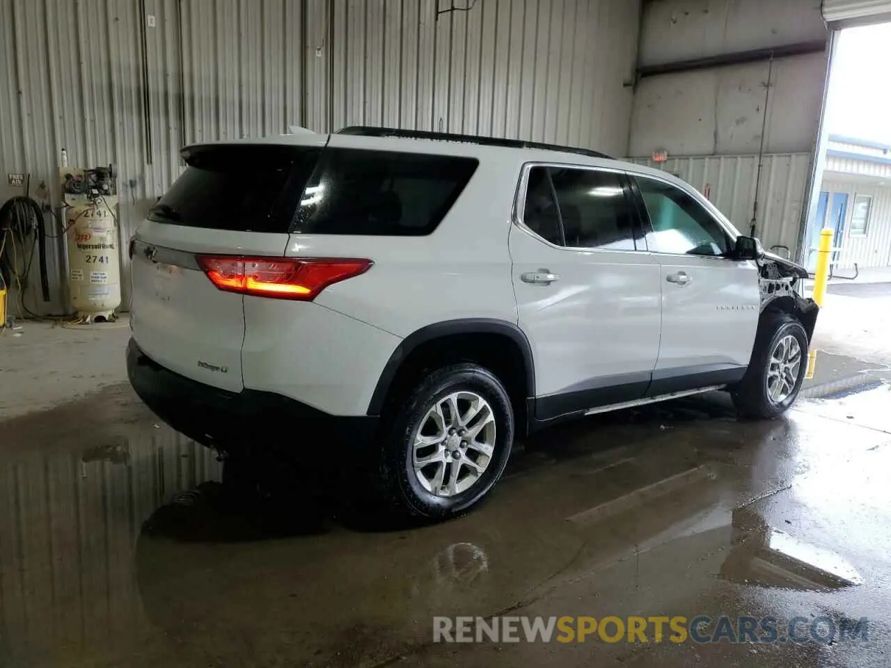 3 Photograph of a damaged car 1GNEVGKW9KJ125827 CHEVROLET TRAVERSE 2019
