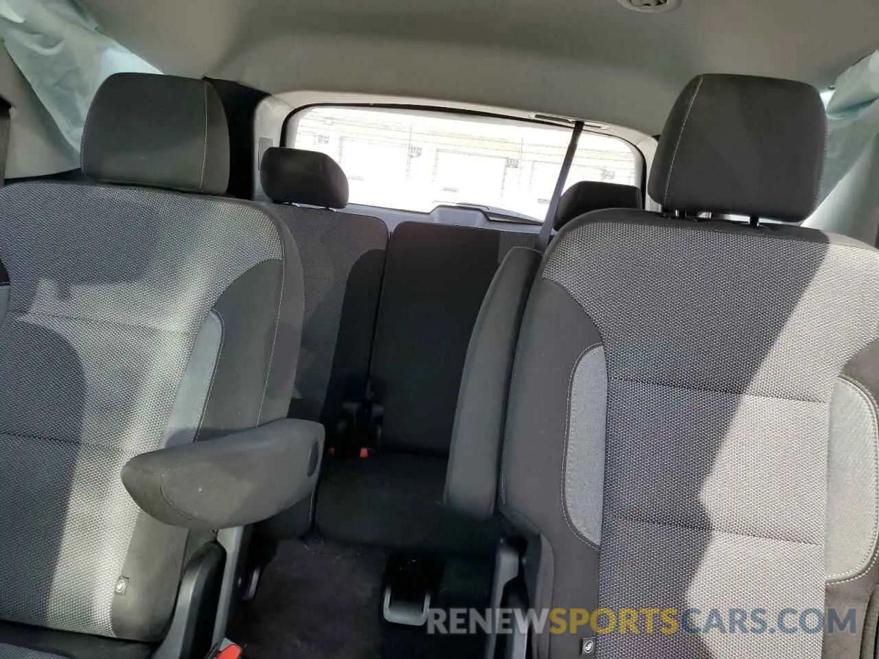 10 Photograph of a damaged car 1GNEVGKW9KJ236121 CHEVROLET TRAVERSE 2019