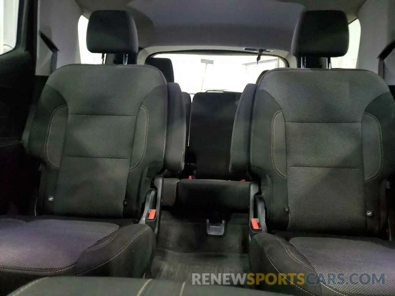 10 Photograph of a damaged car 1GNEVGKW9KJ236314 CHEVROLET TRAVERSE 2019