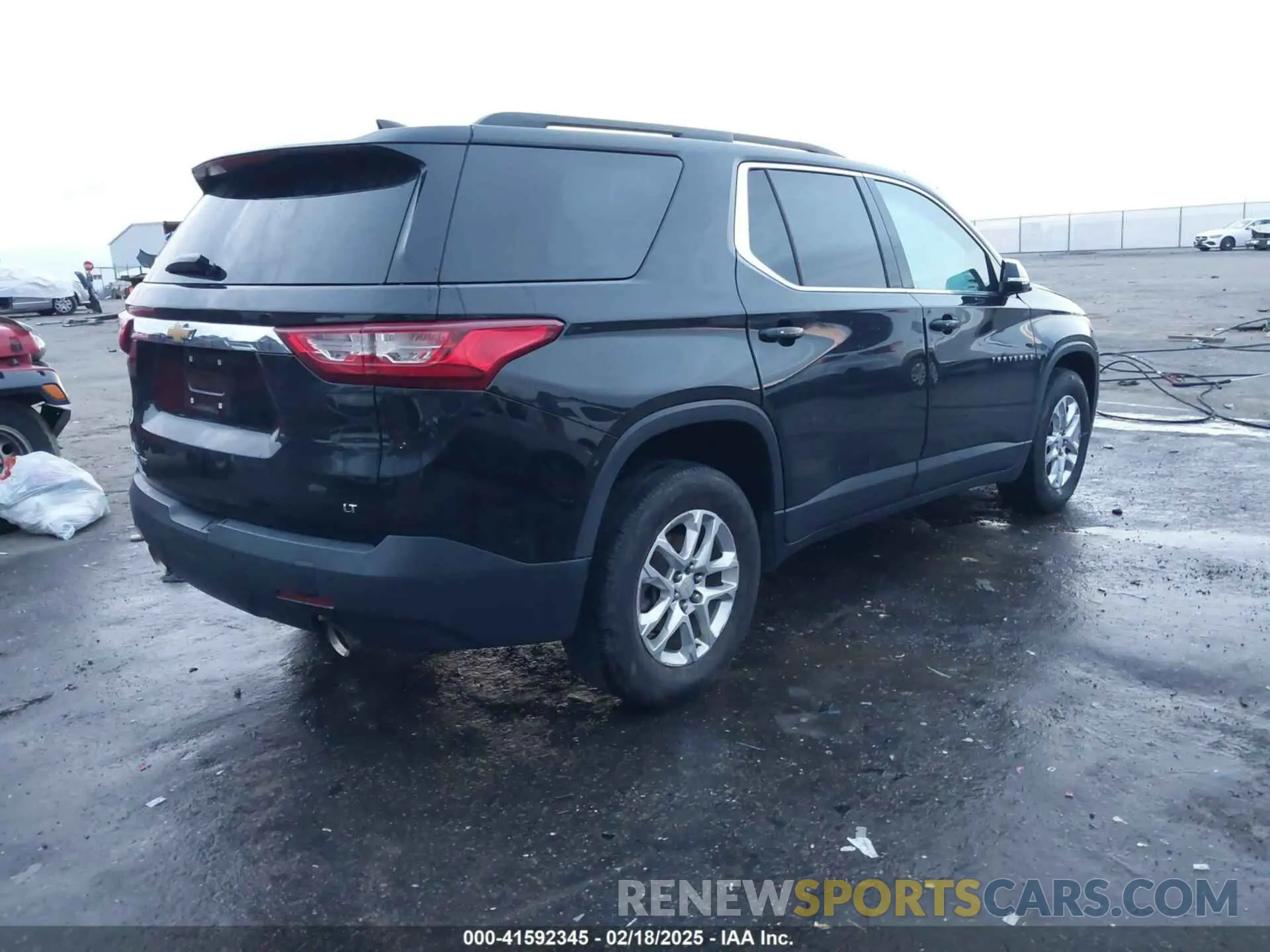 4 Photograph of a damaged car 1GNEVGKWXKJ100533 CHEVROLET TRAVERSE 2019