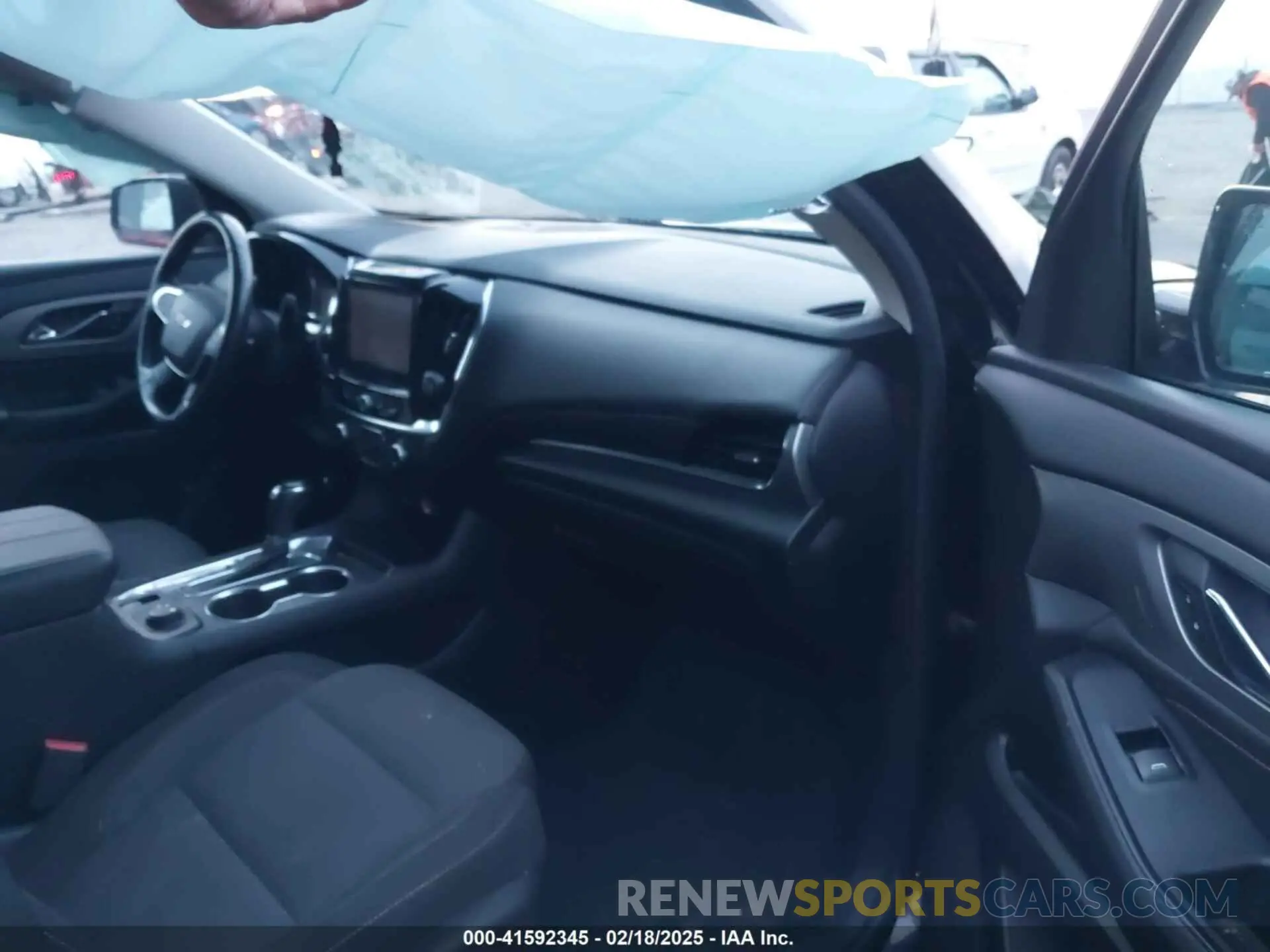 5 Photograph of a damaged car 1GNEVGKWXKJ100533 CHEVROLET TRAVERSE 2019