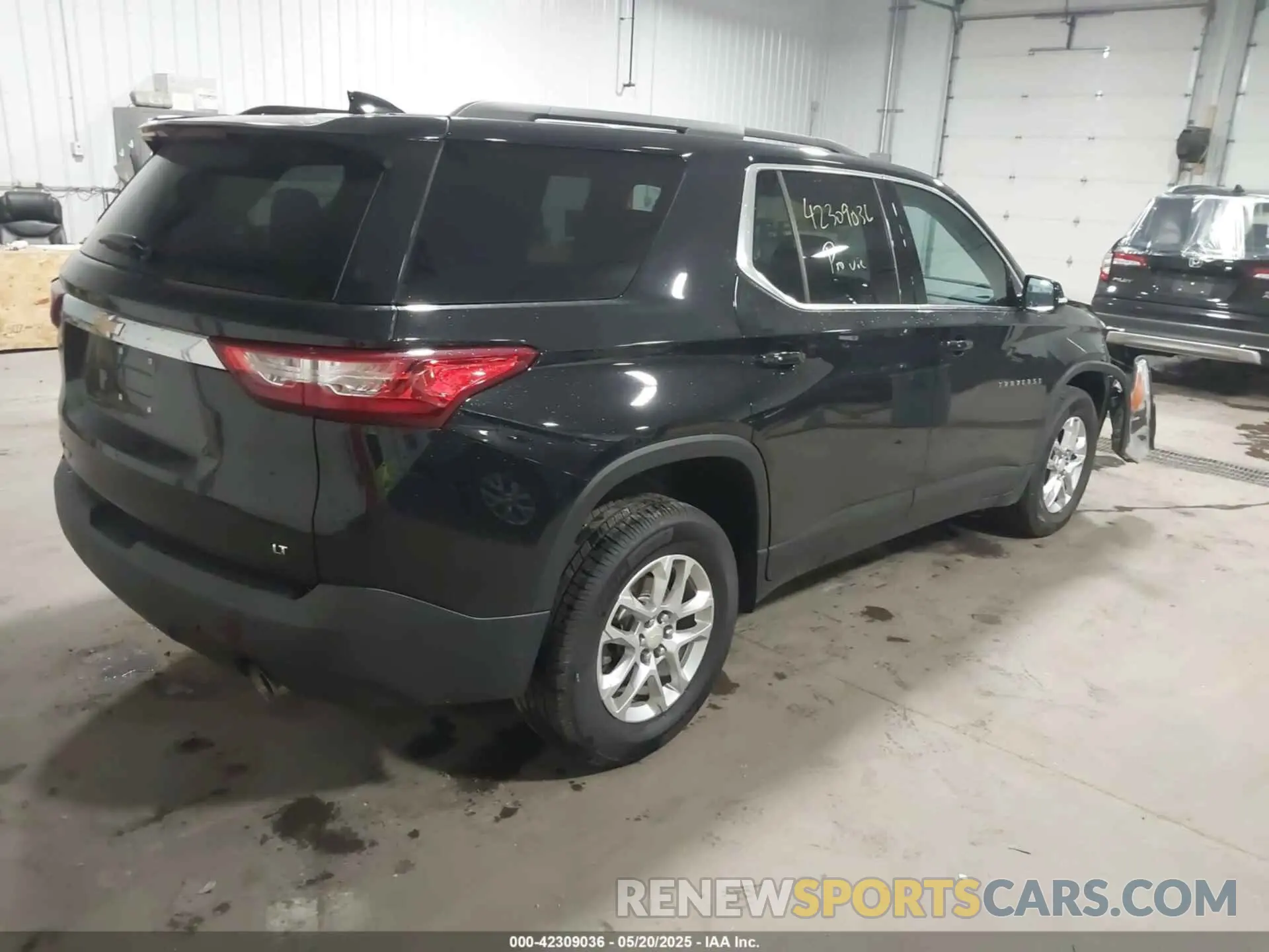 4 Photograph of a damaged car 1GNEVGKWXKJ162871 CHEVROLET TRAVERSE 2019