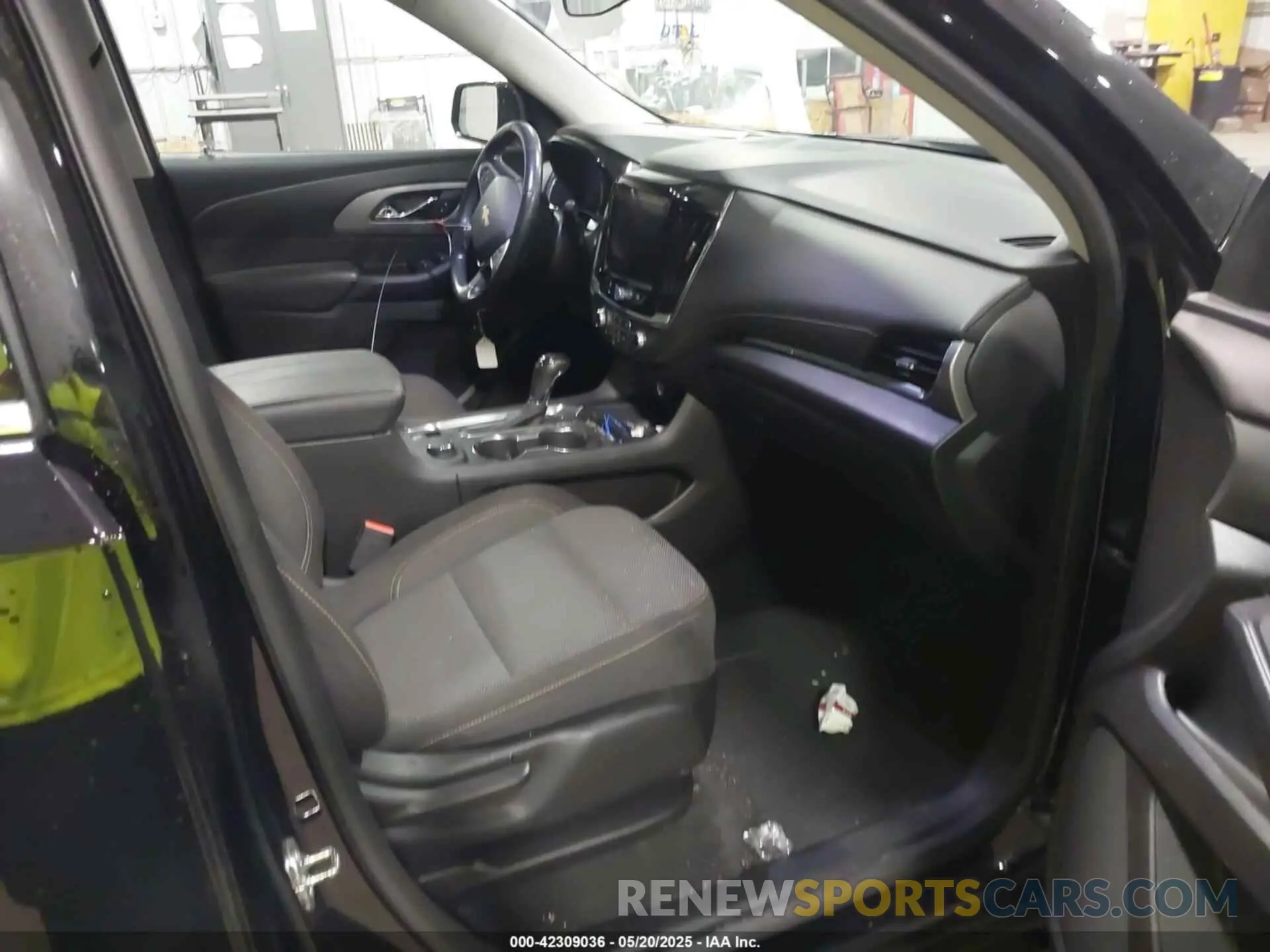 5 Photograph of a damaged car 1GNEVGKWXKJ162871 CHEVROLET TRAVERSE 2019