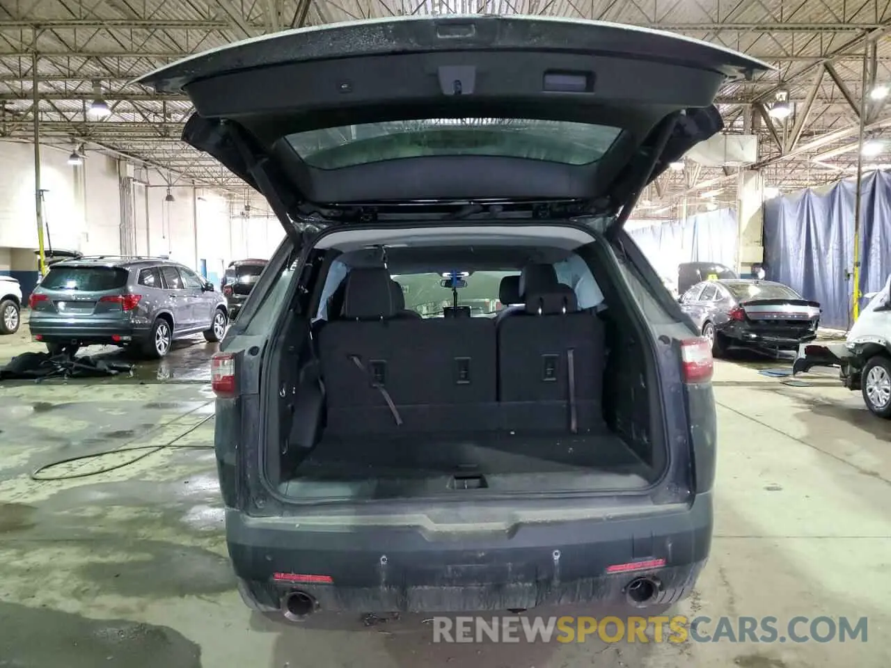 6 Photograph of a damaged car 1GNEVGKWXKJ310226 CHEVROLET TRAVERSE 2019