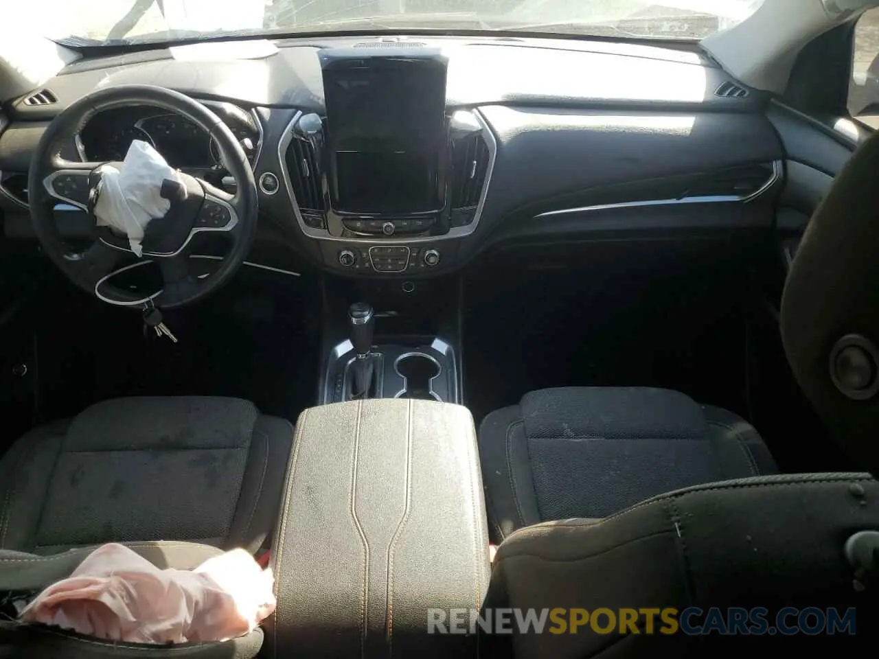 8 Photograph of a damaged car 1GNEVGKWXKJ310226 CHEVROLET TRAVERSE 2019