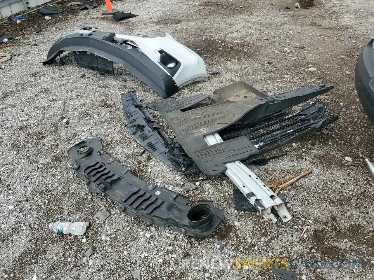13 Photograph of a damaged car 1GNEVHKW0KJ209699 CHEVROLET TRAVERSE 2019