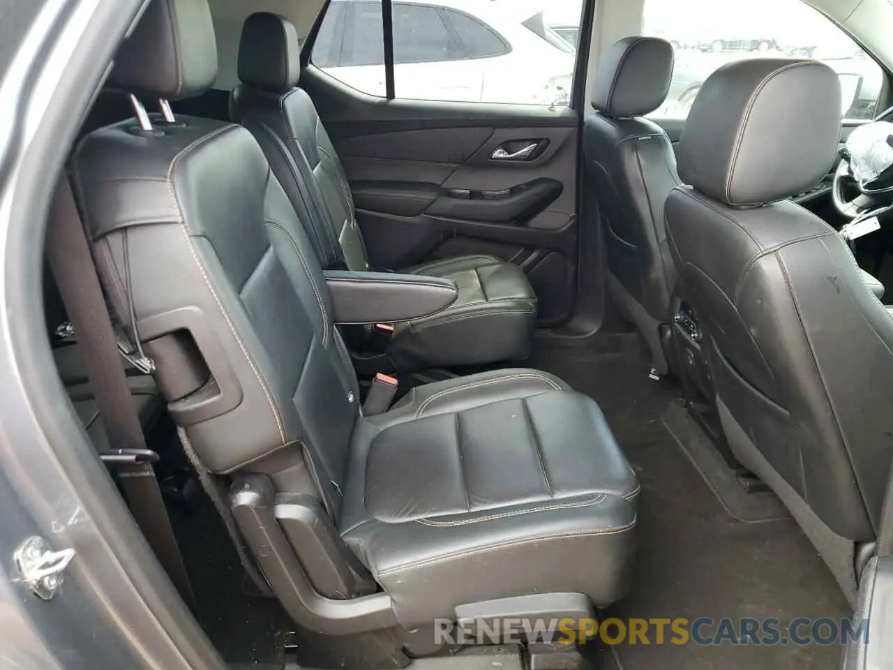 11 Photograph of a damaged car 1GNEVHKW0KJ277971 CHEVROLET TRAVERSE 2019
