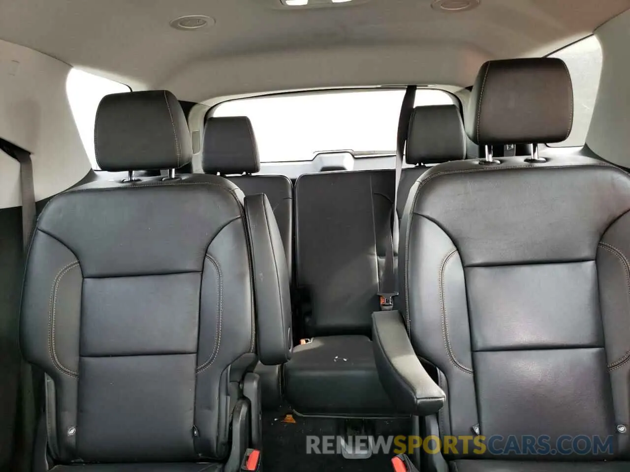10 Photograph of a damaged car 1GNEVHKW0KJ303193 CHEVROLET TRAVERSE 2019