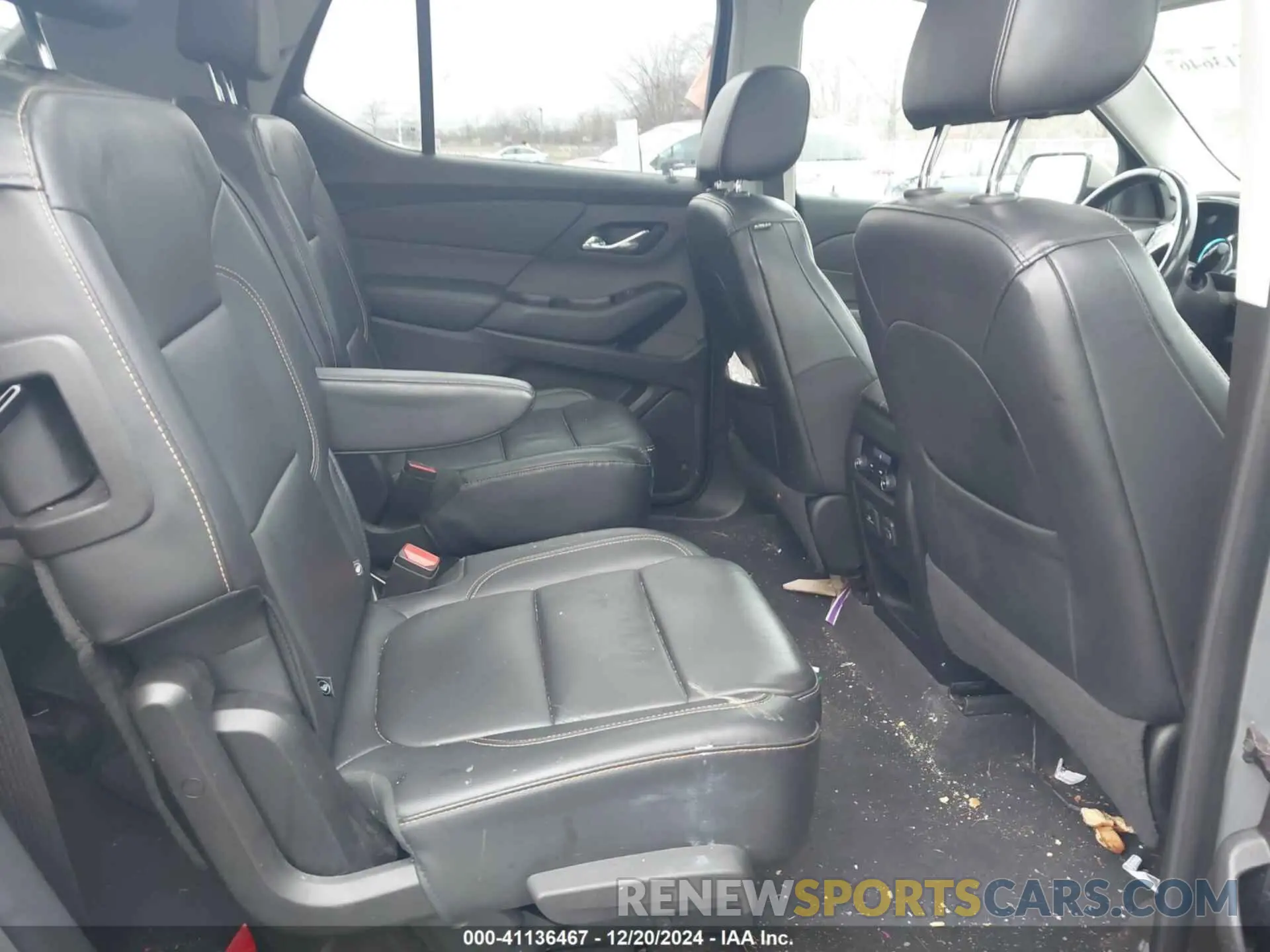8 Photograph of a damaged car 1GNEVHKW1KJ155412 CHEVROLET TRAVERSE 2019
