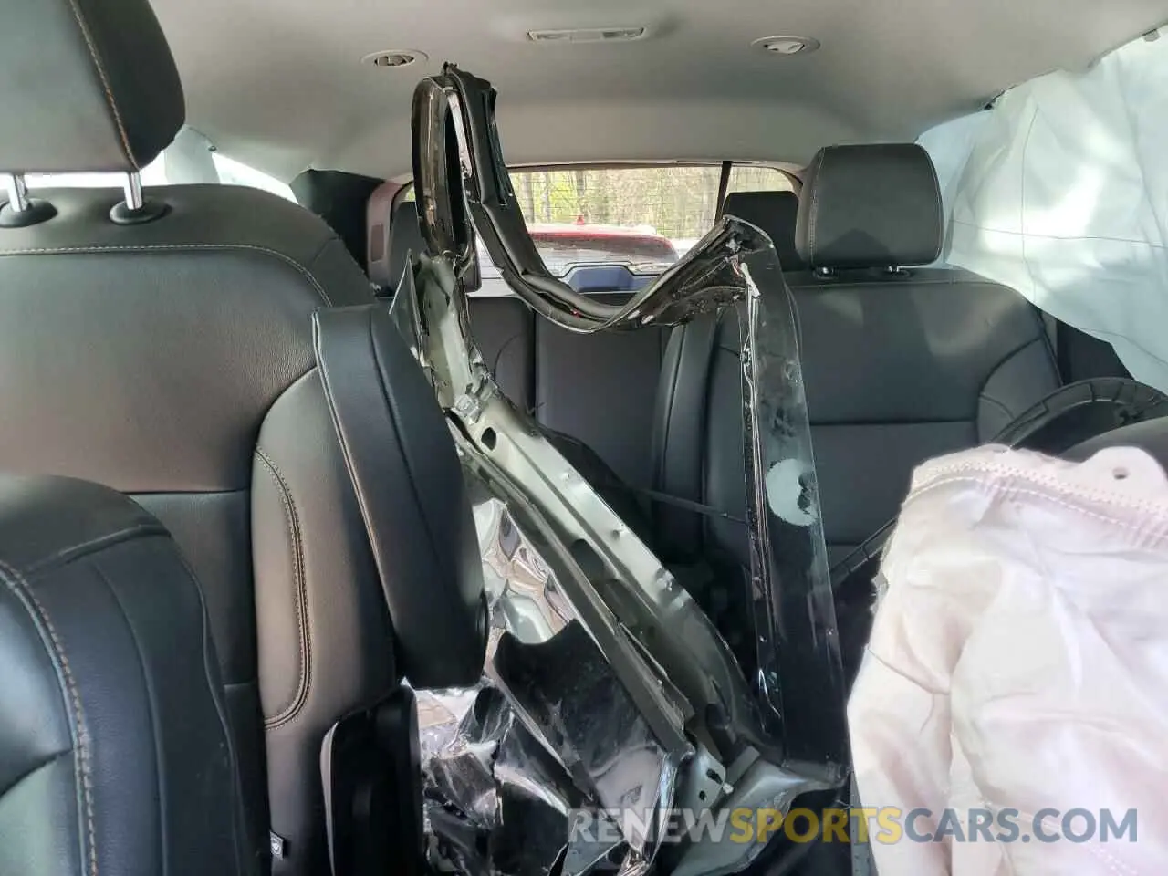 10 Photograph of a damaged car 1GNEVHKW1KJ156012 CHEVROLET TRAVERSE 2019