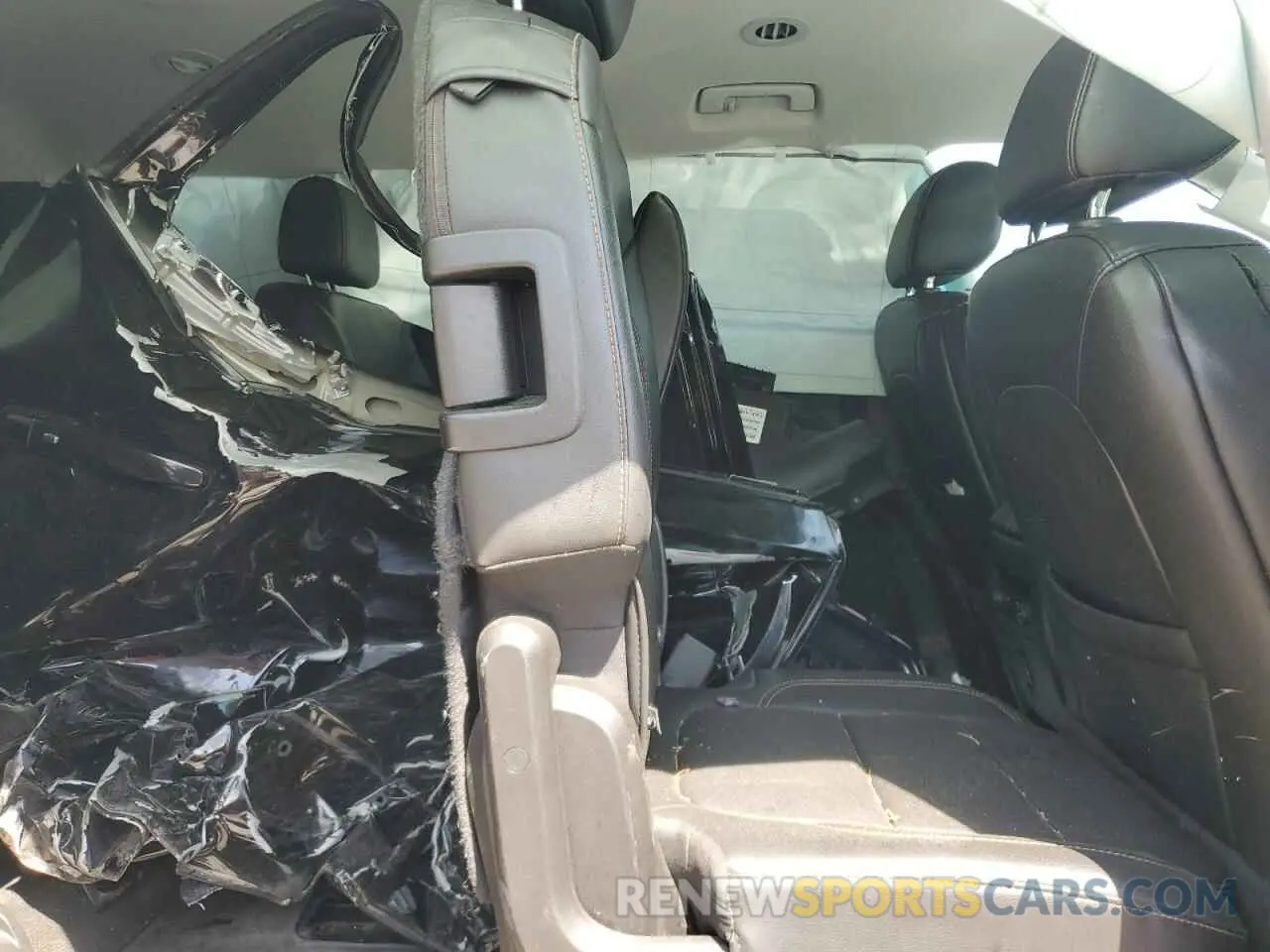 11 Photograph of a damaged car 1GNEVHKW1KJ156012 CHEVROLET TRAVERSE 2019