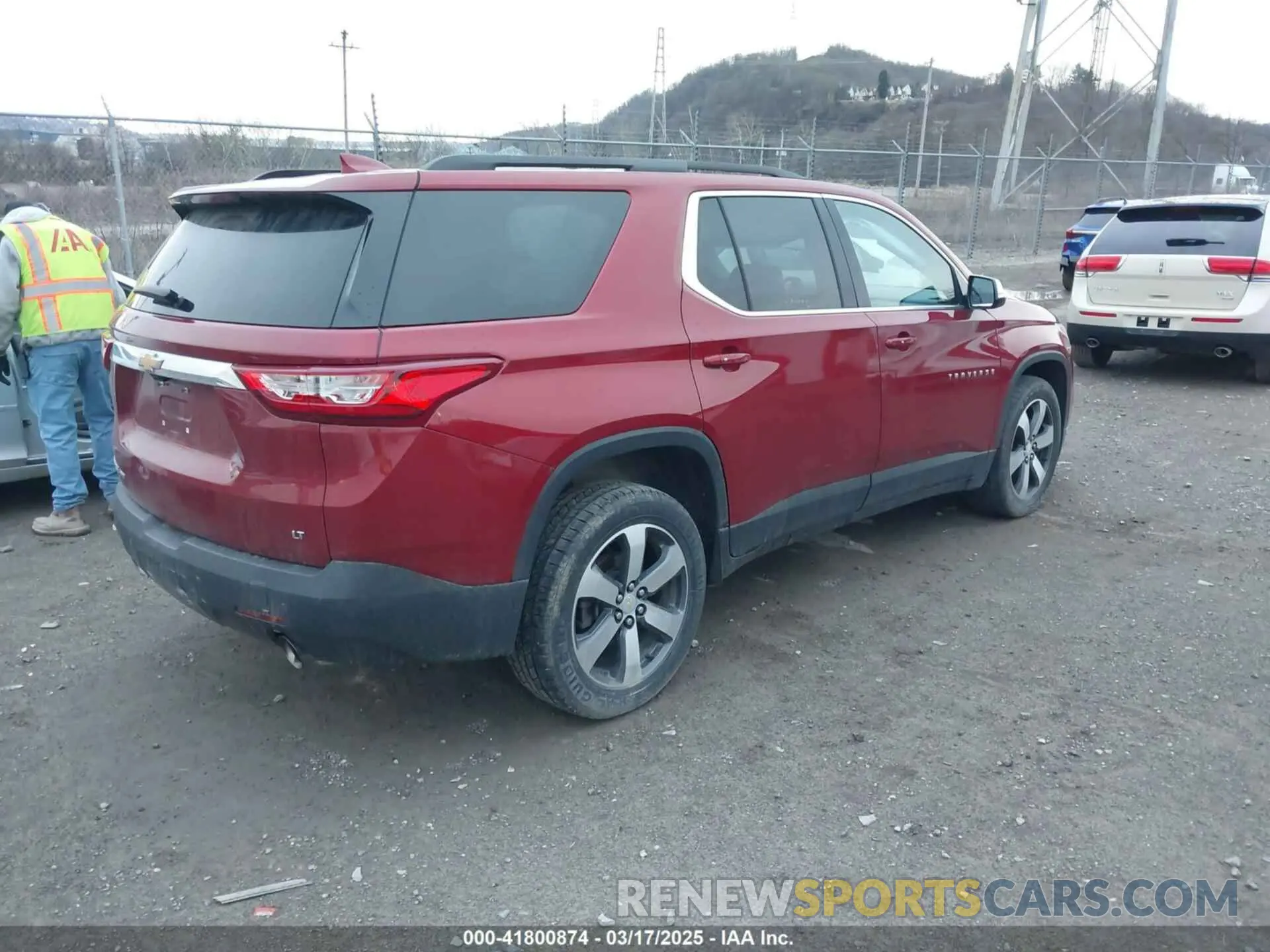 4 Photograph of a damaged car 1GNEVHKW1KJ164692 CHEVROLET TRAVERSE 2019