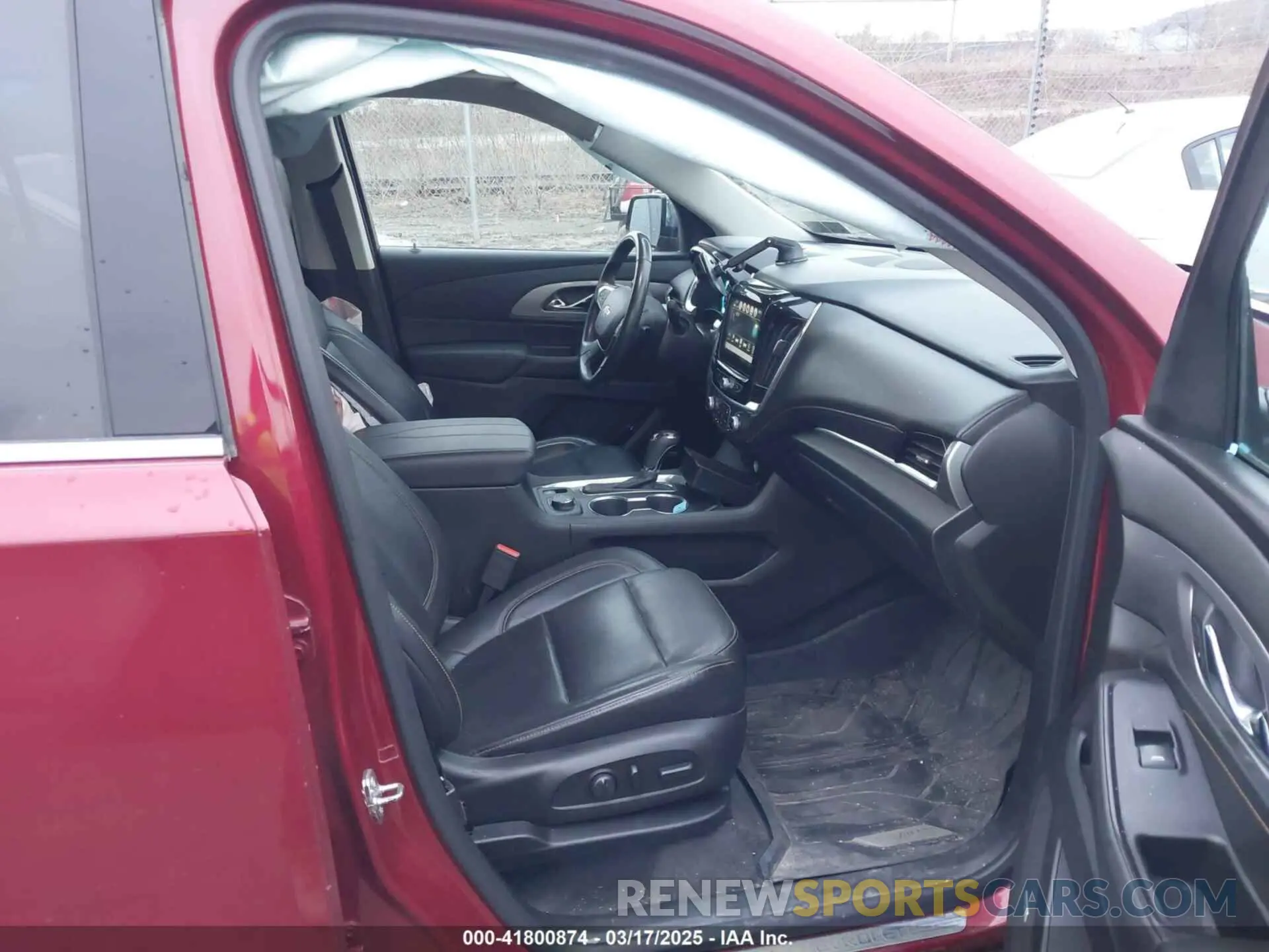 5 Photograph of a damaged car 1GNEVHKW1KJ164692 CHEVROLET TRAVERSE 2019