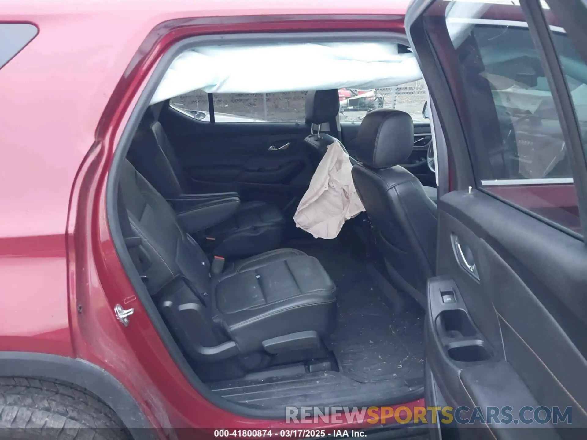 8 Photograph of a damaged car 1GNEVHKW1KJ164692 CHEVROLET TRAVERSE 2019