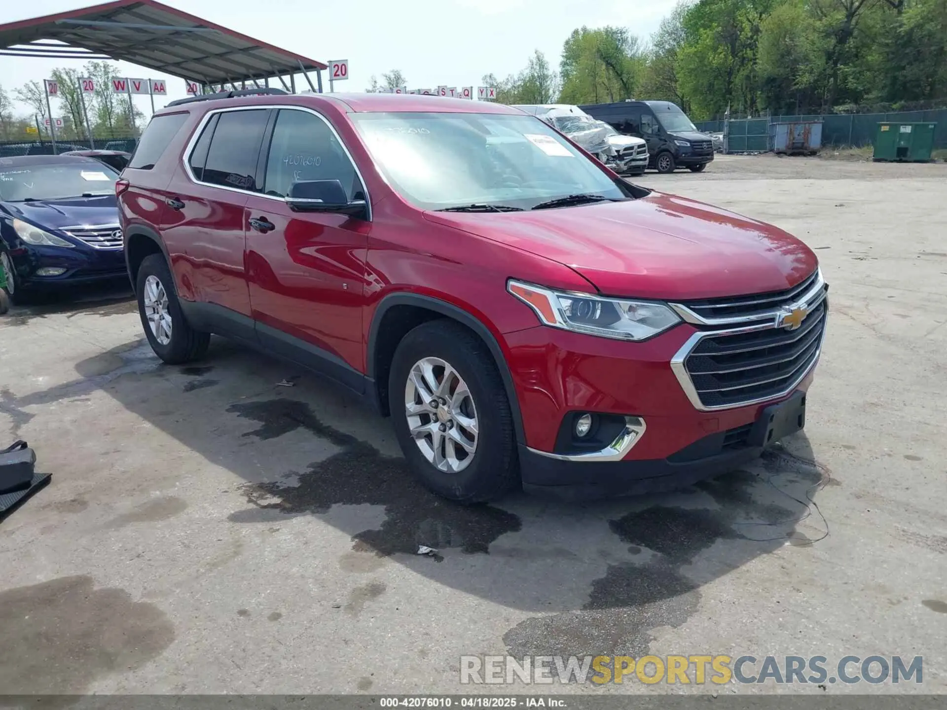 1 Photograph of a damaged car 1GNEVHKW1KJ193996 CHEVROLET TRAVERSE 2019