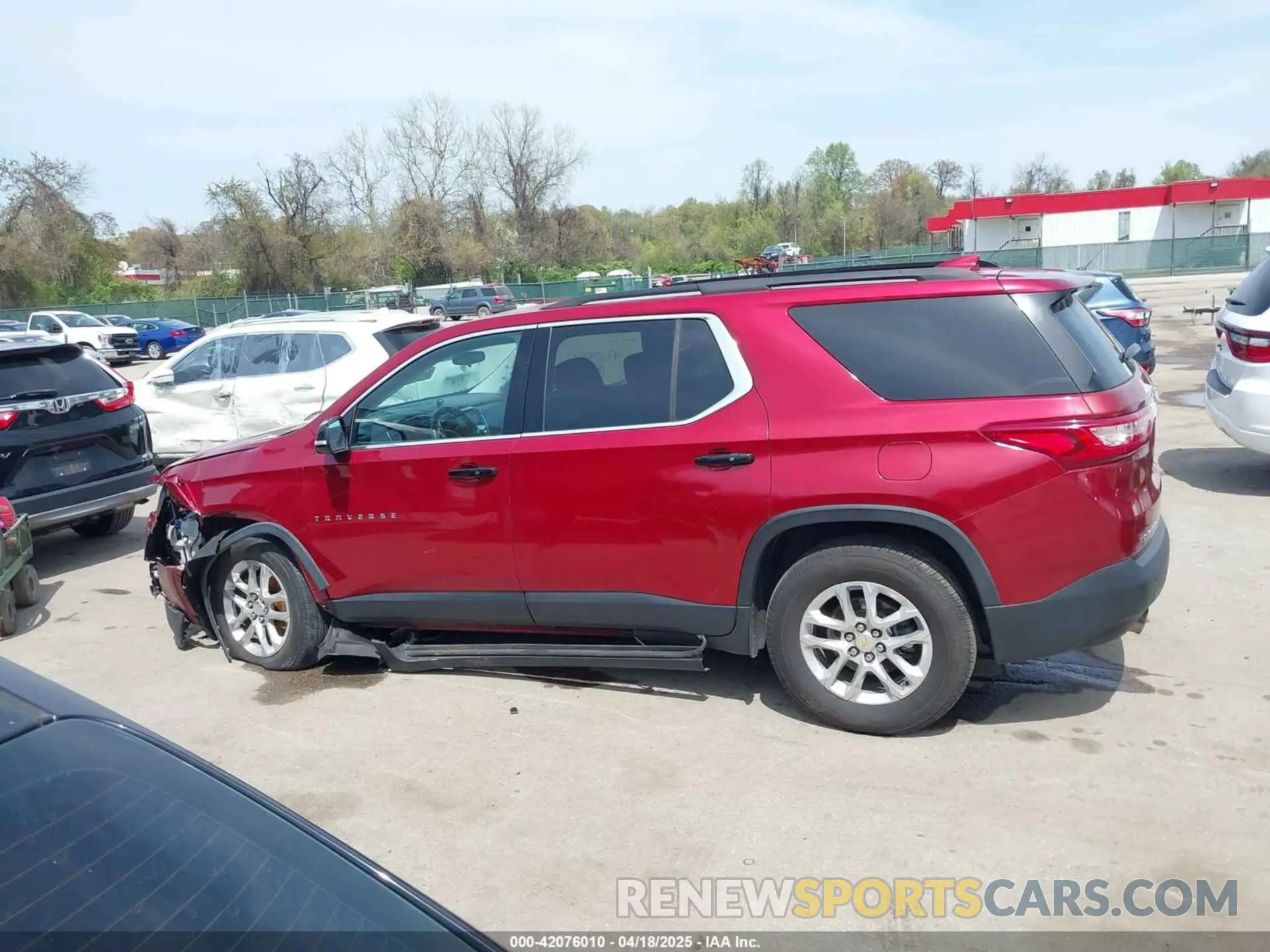14 Photograph of a damaged car 1GNEVHKW1KJ193996 CHEVROLET TRAVERSE 2019