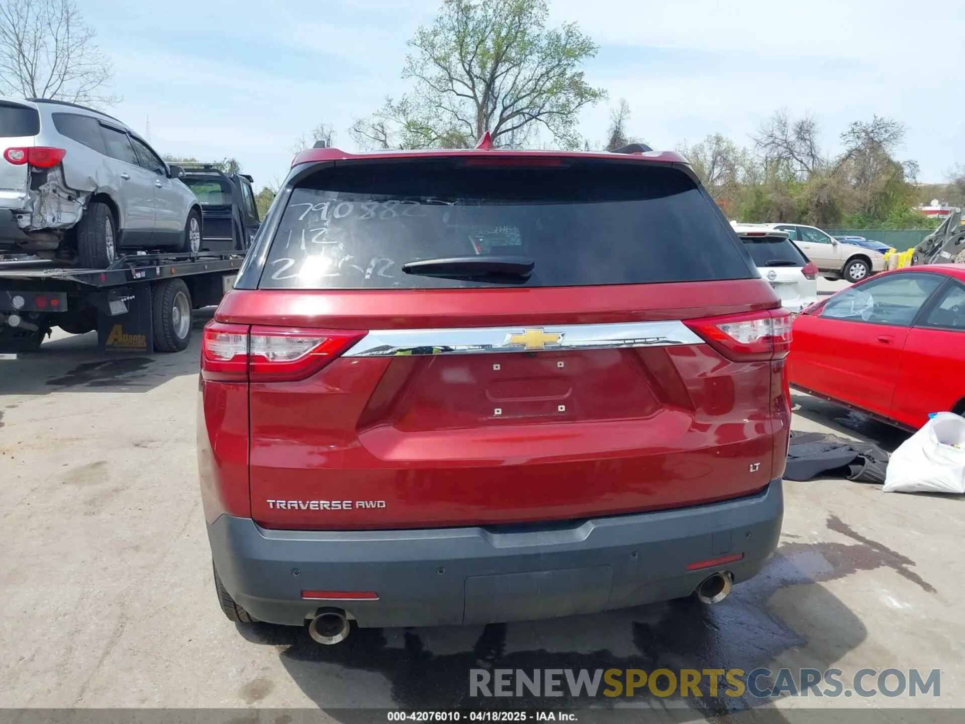 16 Photograph of a damaged car 1GNEVHKW1KJ193996 CHEVROLET TRAVERSE 2019