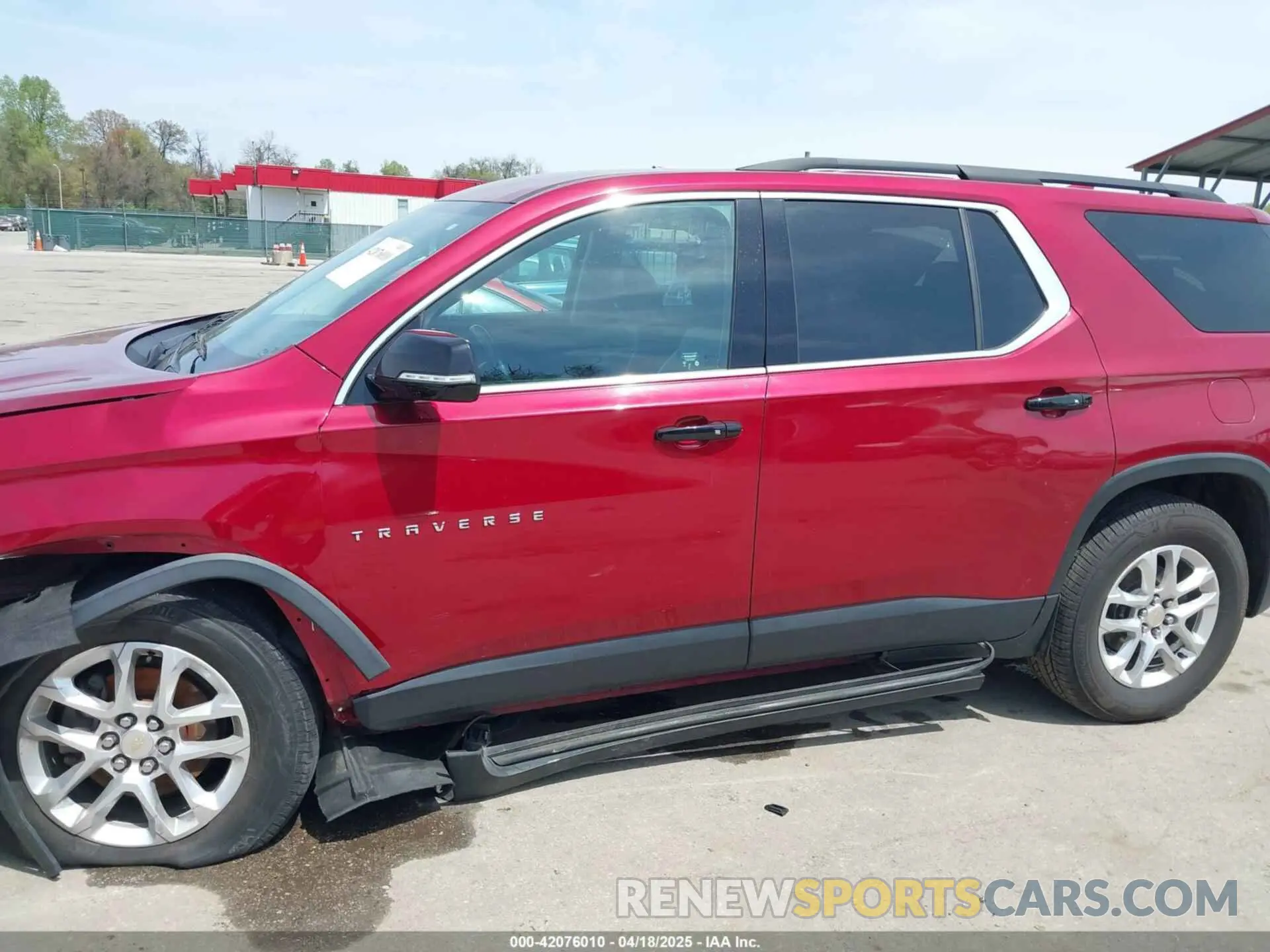 17 Photograph of a damaged car 1GNEVHKW1KJ193996 CHEVROLET TRAVERSE 2019