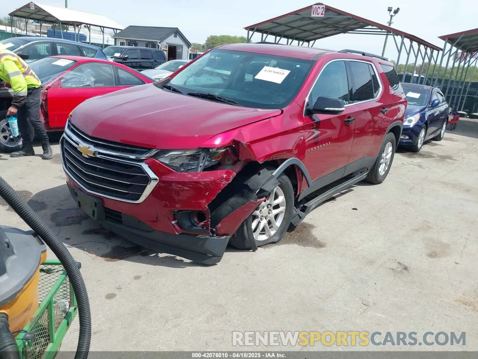 2 Photograph of a damaged car 1GNEVHKW1KJ193996 CHEVROLET TRAVERSE 2019