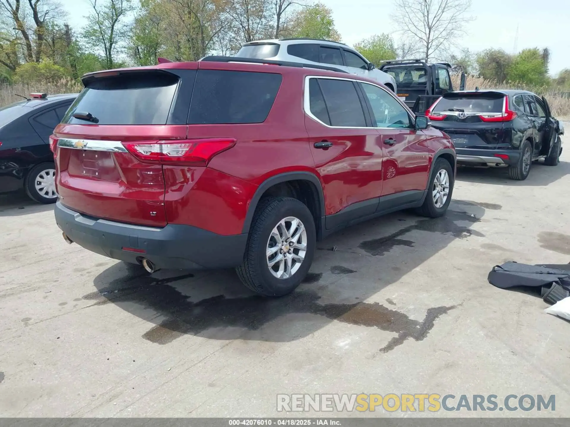 4 Photograph of a damaged car 1GNEVHKW1KJ193996 CHEVROLET TRAVERSE 2019