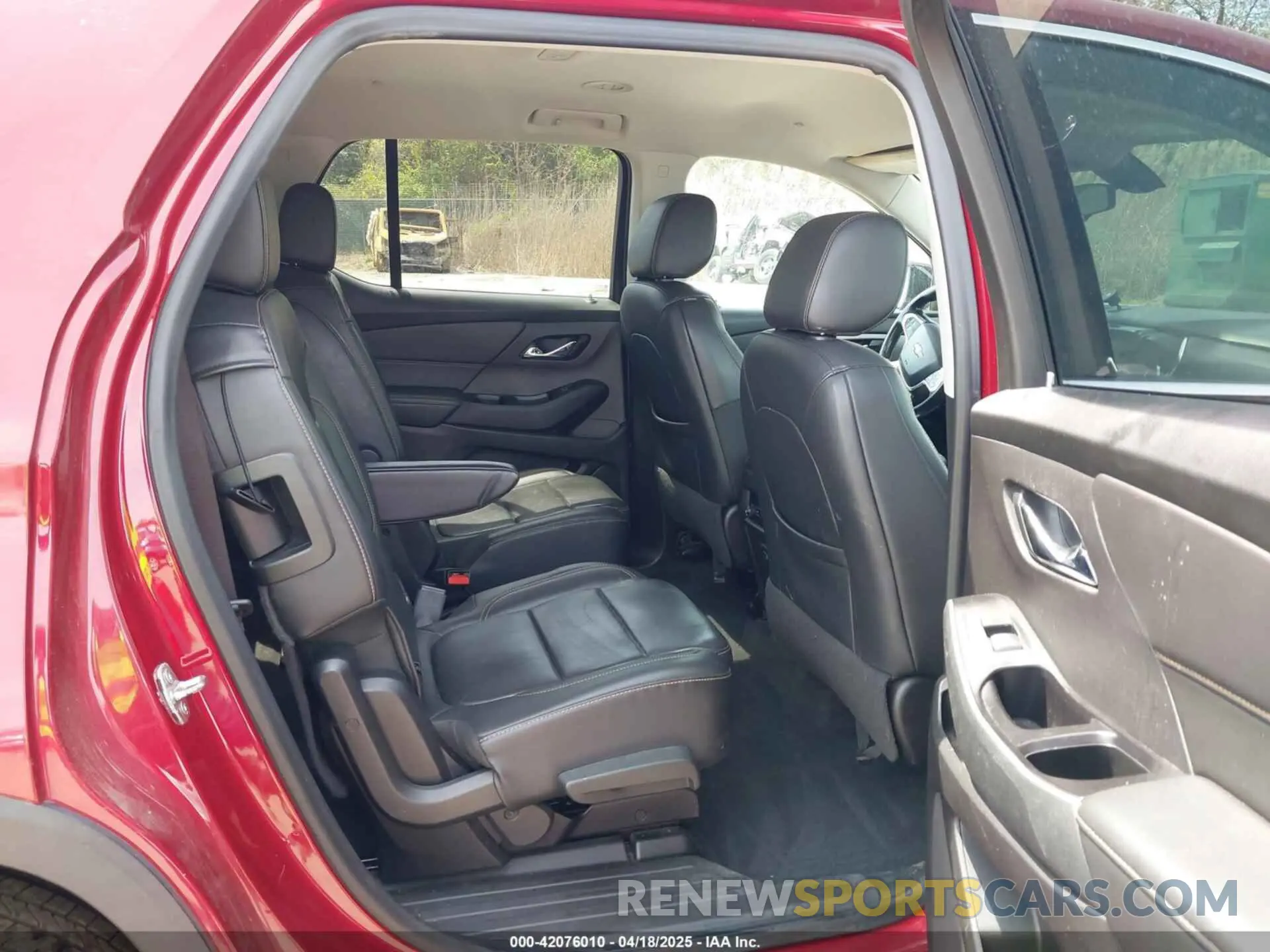 8 Photograph of a damaged car 1GNEVHKW1KJ193996 CHEVROLET TRAVERSE 2019
