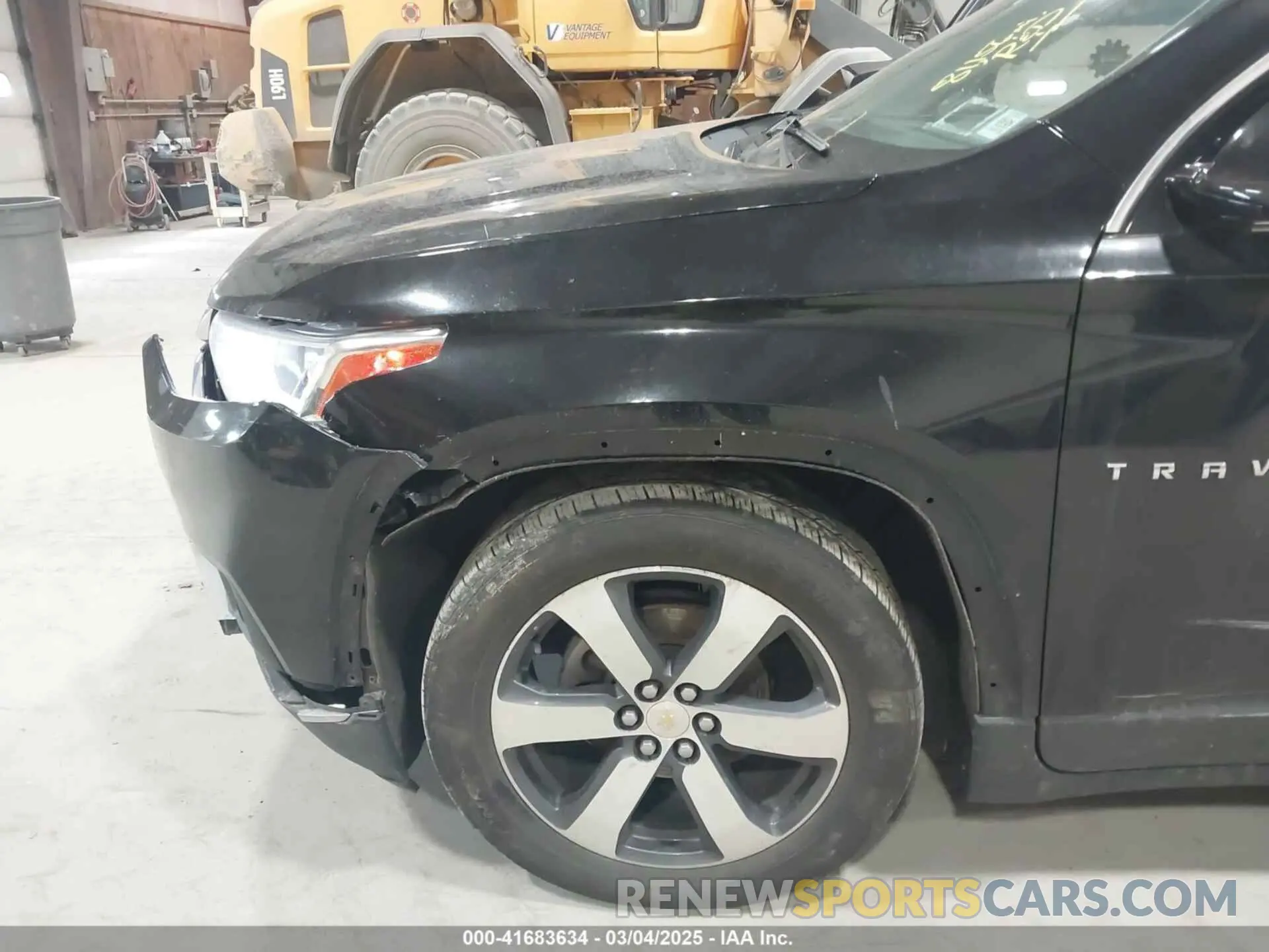 17 Photograph of a damaged car 1GNEVHKW1KJ290826 CHEVROLET TRAVERSE 2019