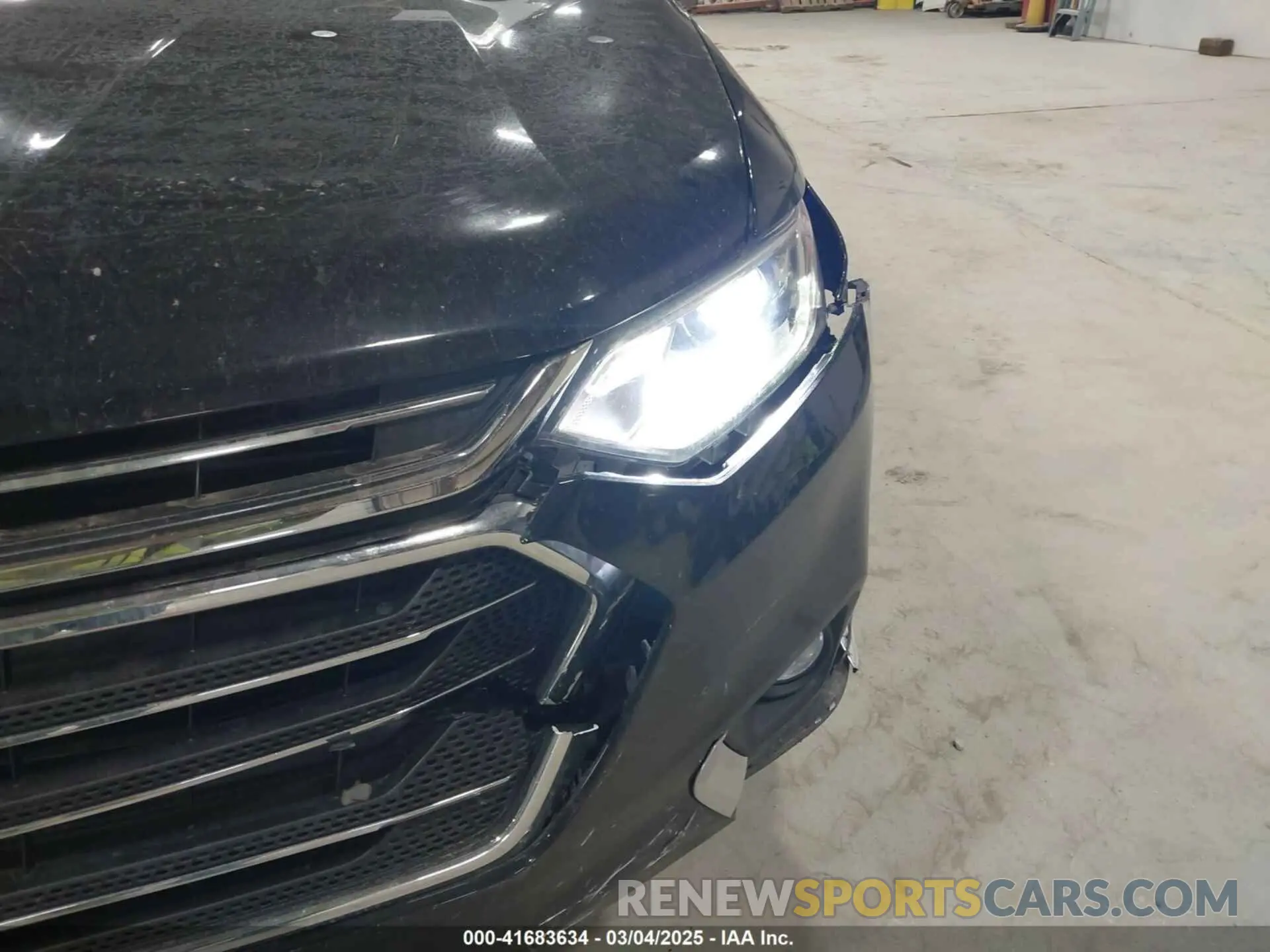 18 Photograph of a damaged car 1GNEVHKW1KJ290826 CHEVROLET TRAVERSE 2019